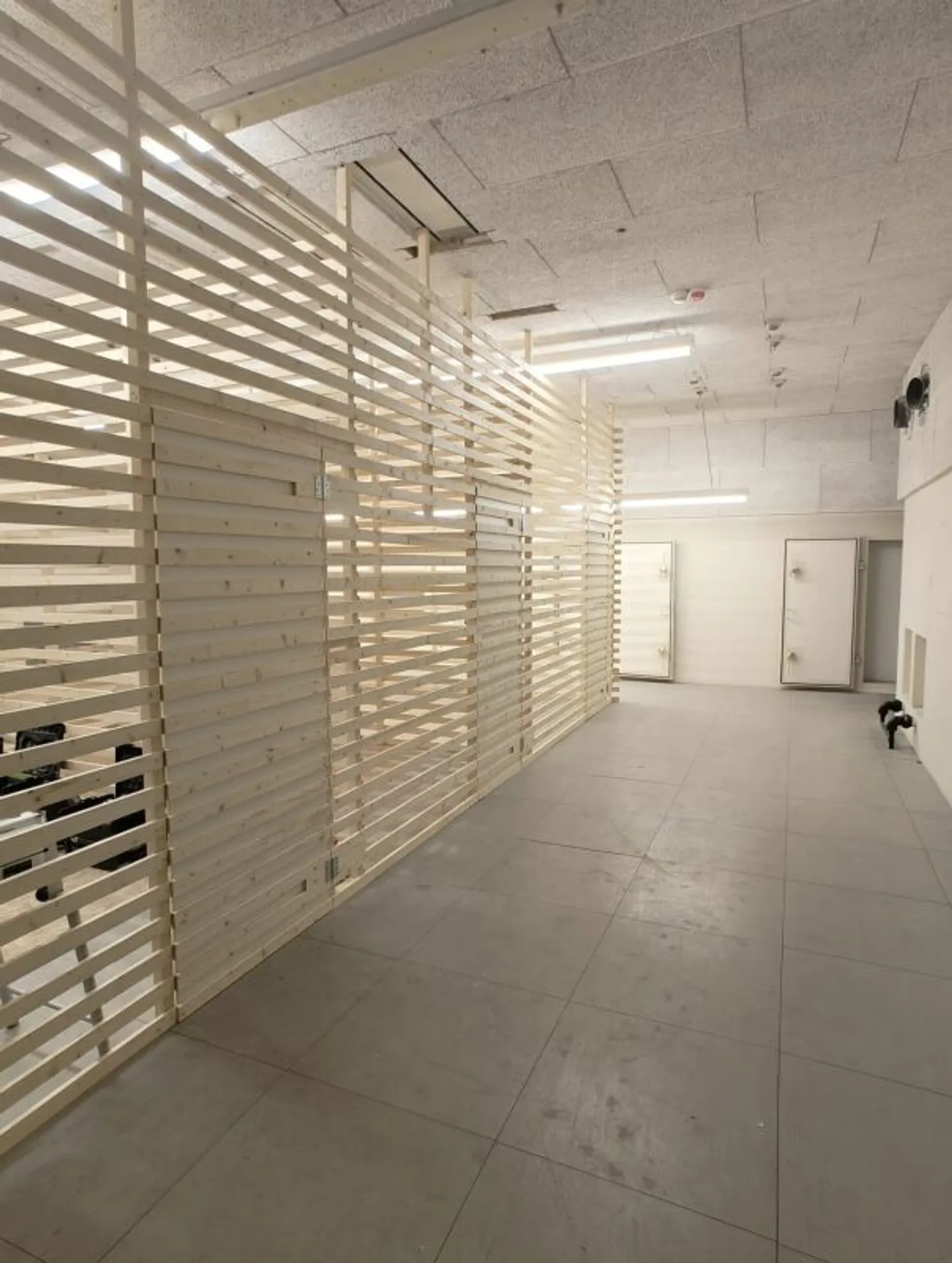 Salles de stockage de différentes tailles (3m², 15m², 31m²) - Photo 3 sur 11