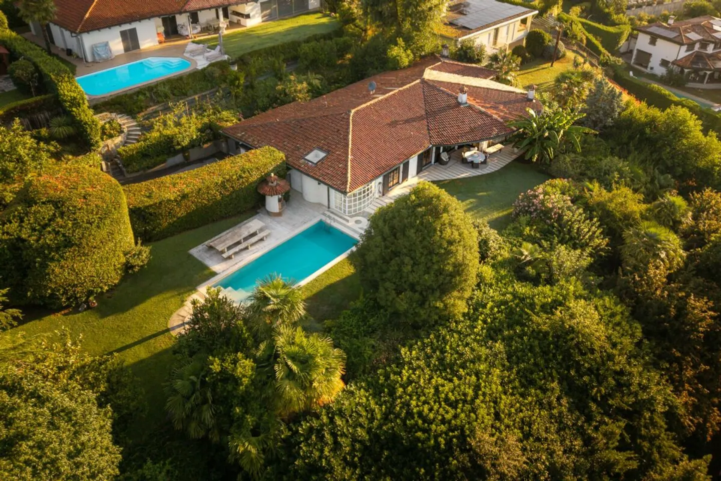 Elegante ed esclusiva villa con Ampio Giardino, Piscina e Privacy Assoluta - Photo 7 sur 13