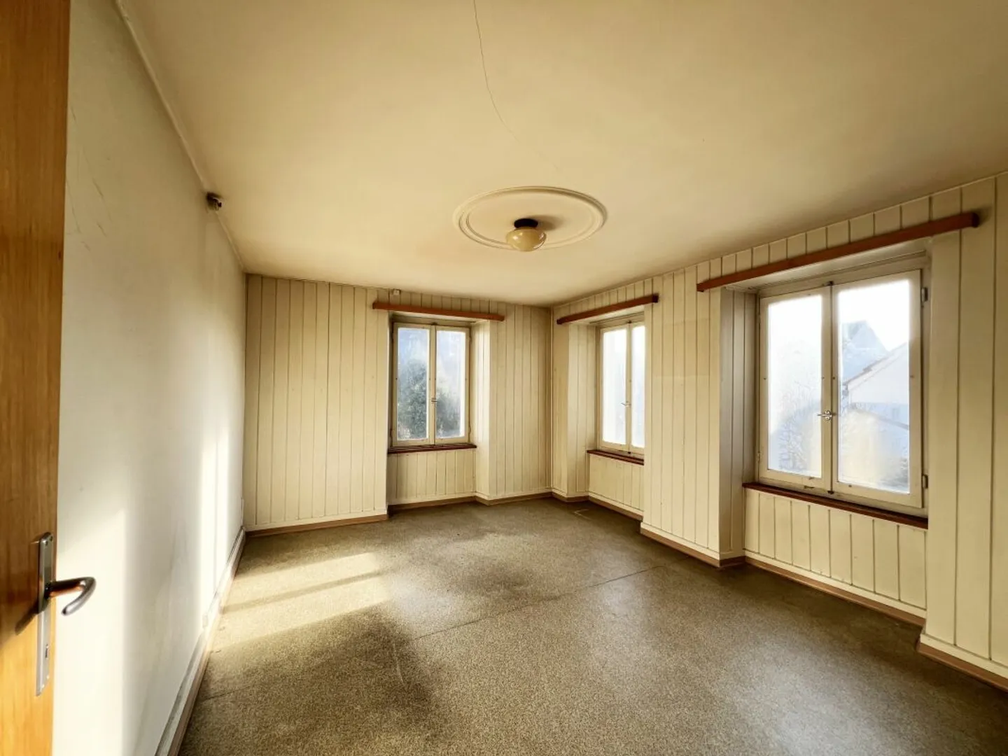 Ehemaliges Bauernhaus mit Scheune, Schopf, grossem Grundstück und viel Potential - Foto 6 di 10