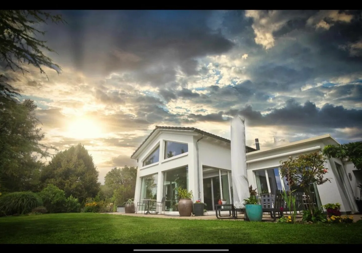 EXKLUSIVESES LICHTDURCHFLUTETES EINFAMILIENHAUS MIT TRAUMHAFTEM GARTEN wird privat verkauft, keine Makleranrufe - Photo 1 sur 6