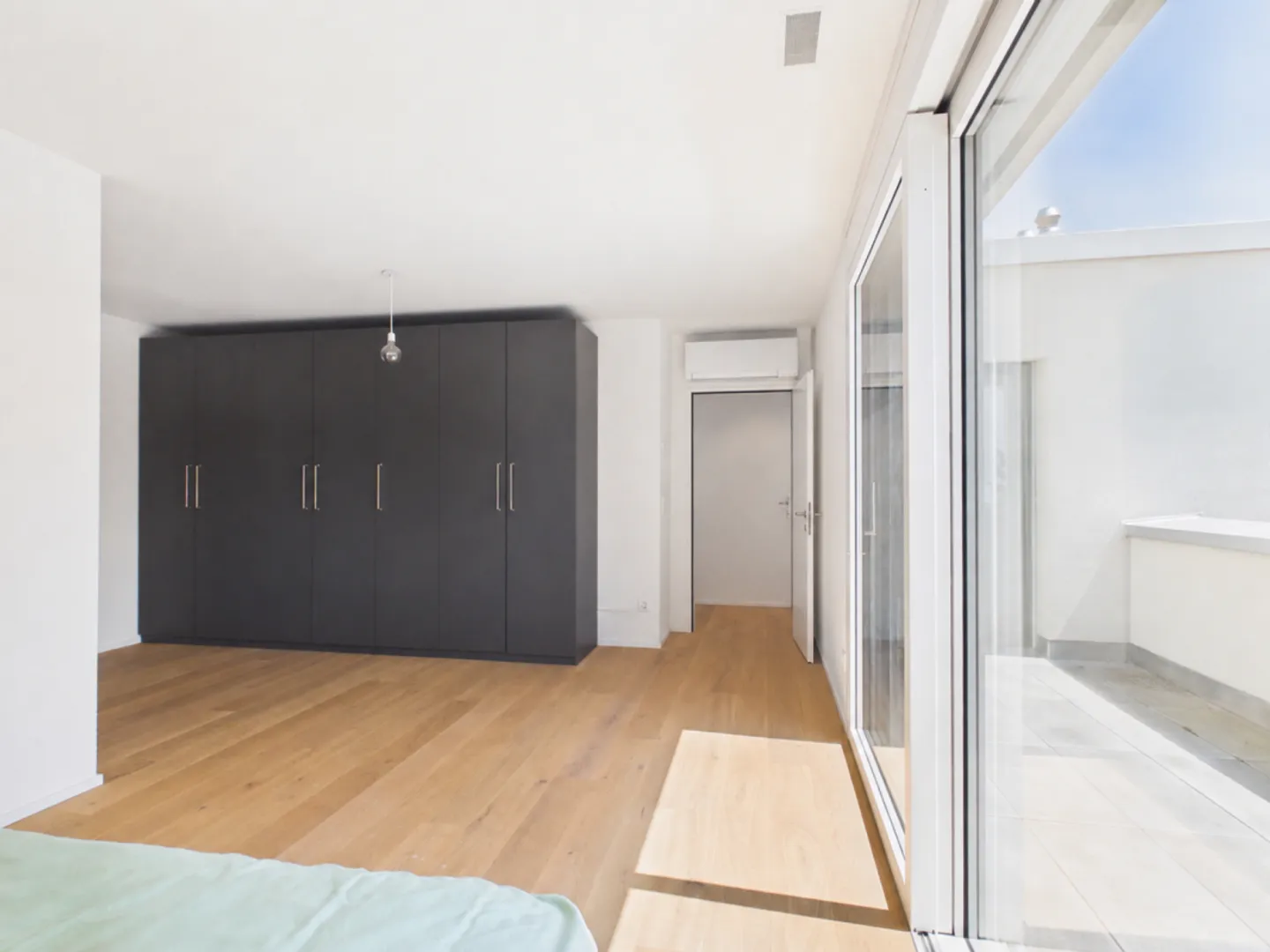 Exclusive 3.5-room penthouse apartment with generous outdoor spaces in Binningen - Photo 12 of 13