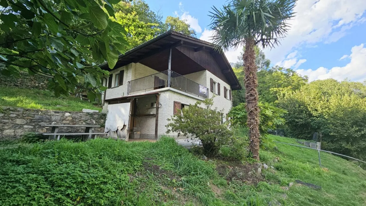 INTERESTING SINGLE-FAMILY HOUSE IN GRONO-LEGGIA - Photo 4 of 13