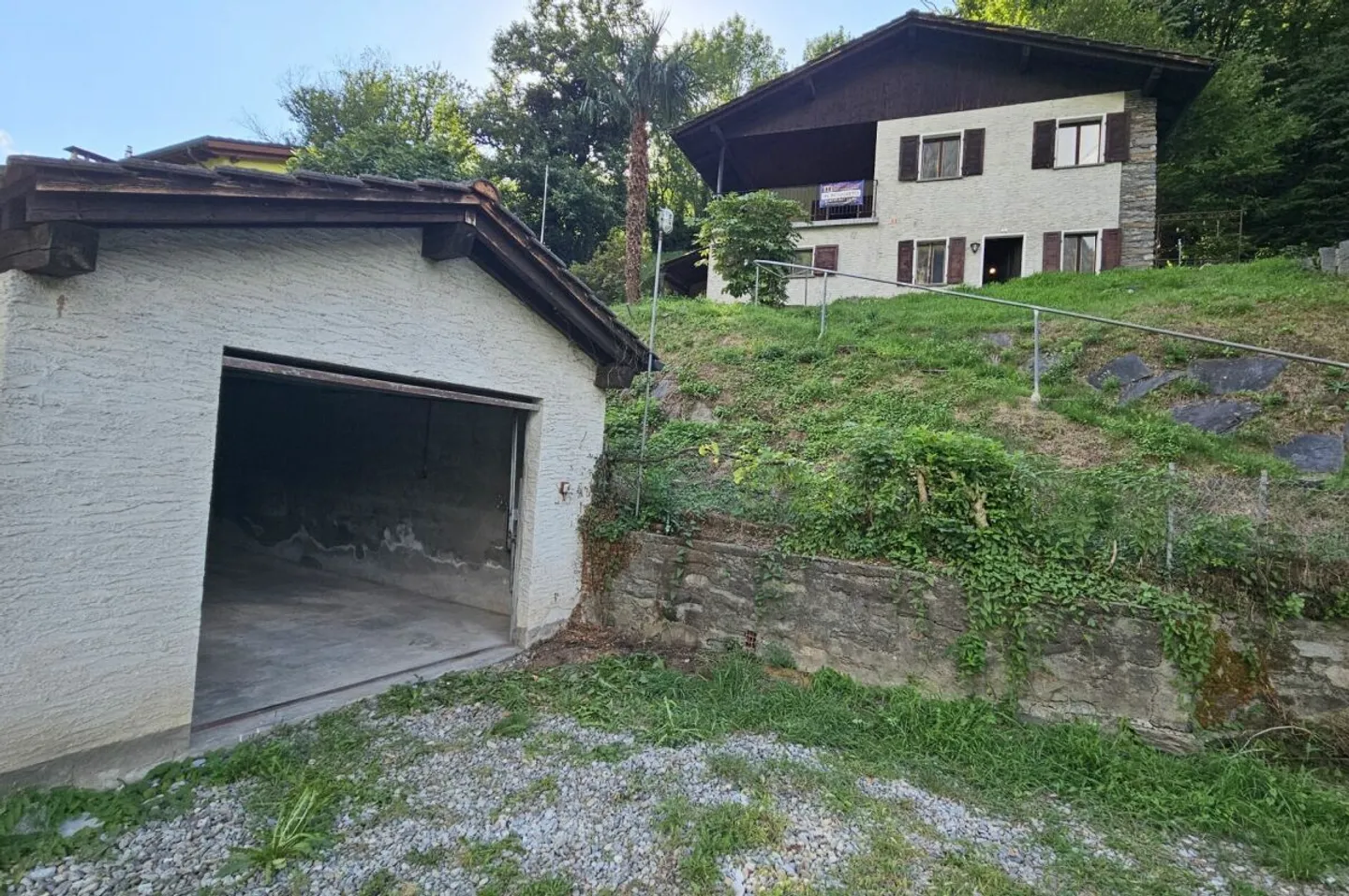 INTERESTING SINGLE-FAMILY HOUSE IN GRONO-LEGGIA - Photo 3 of 13