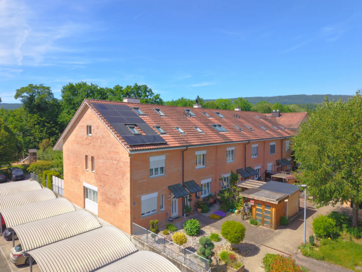 Quietly located 6.5-room terraced family house with plenty of space - Photo 1 of 11
