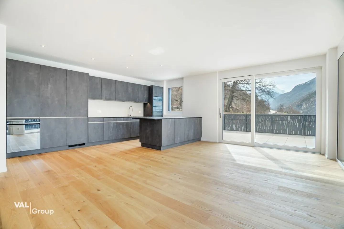 Unique 4.5-room penthouse apartment in Visp - modern living with the best view - Photo 2 of 13