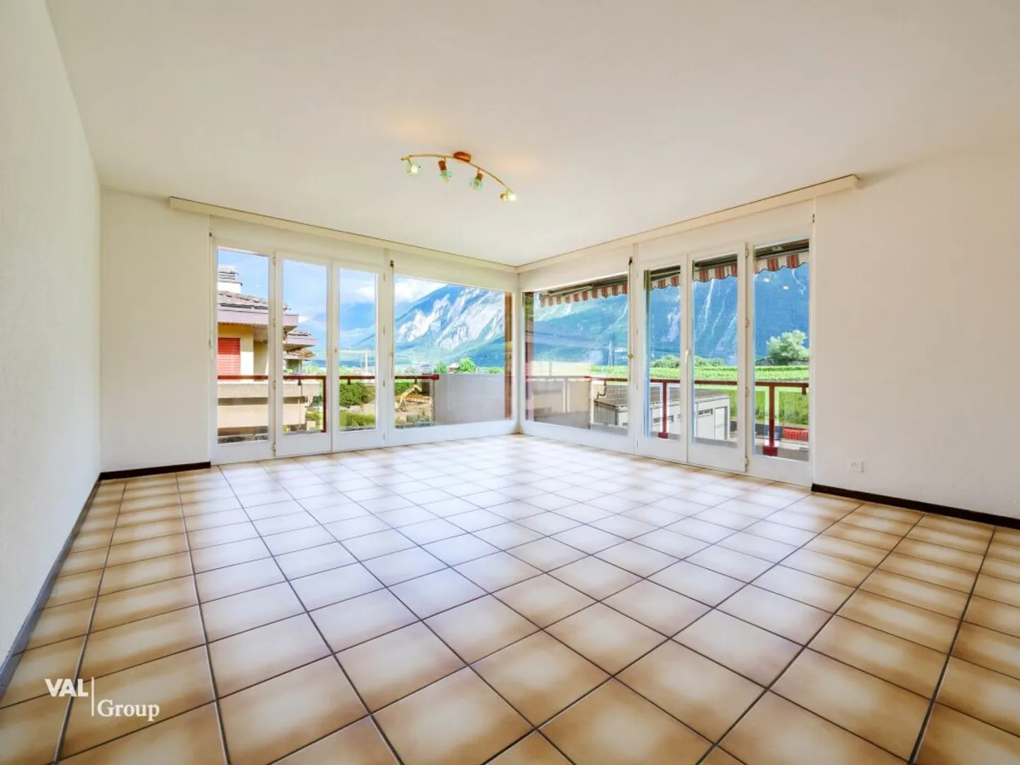 Sunny 4½-room apartment with mountain panorama in Salgesch - Photo 2 of 13