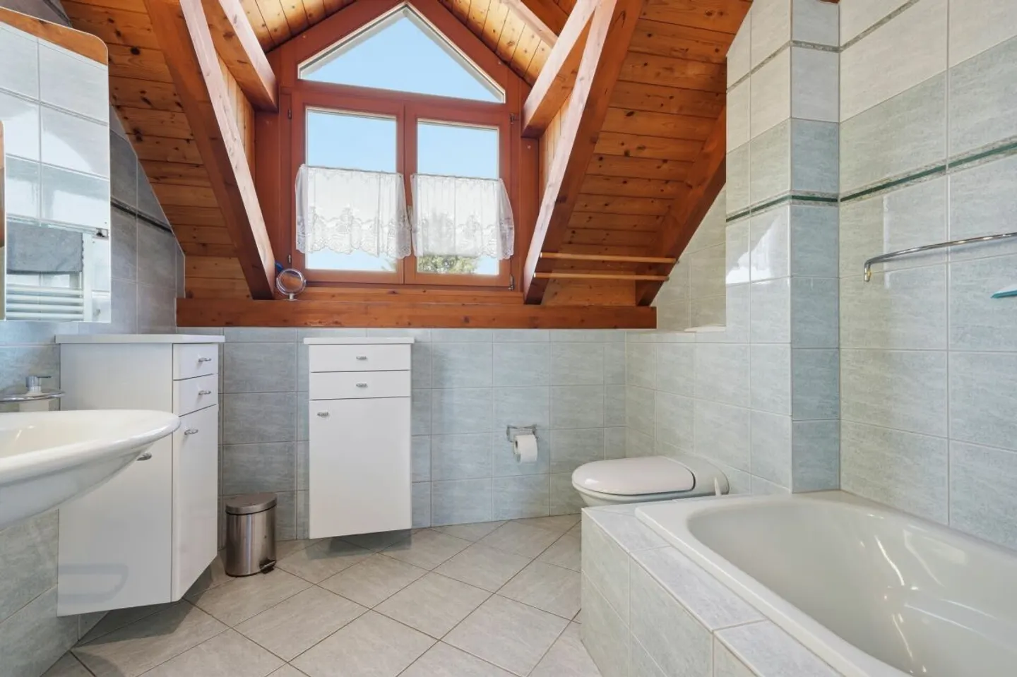 Spacious Semi-Detached House with Open Living Concept - Photo 10 of 13