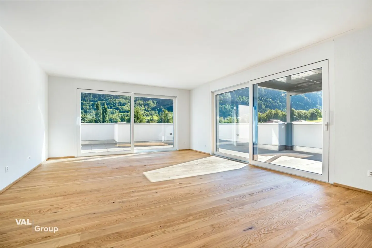 Tee off, arrive and breathe easy: Exclusive penthouse in the golf residence - Photo 2 of 12