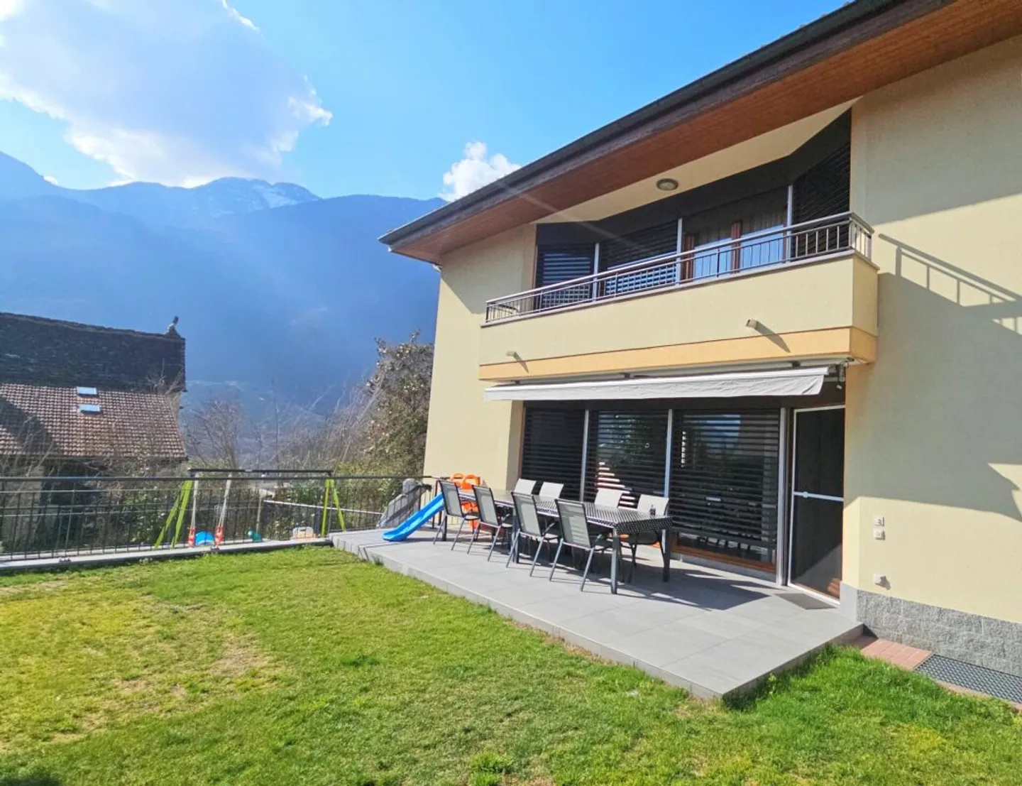 BEAUTIFUL AND LARGE INDEPENDENT HOUSE - Photo 1 of 13