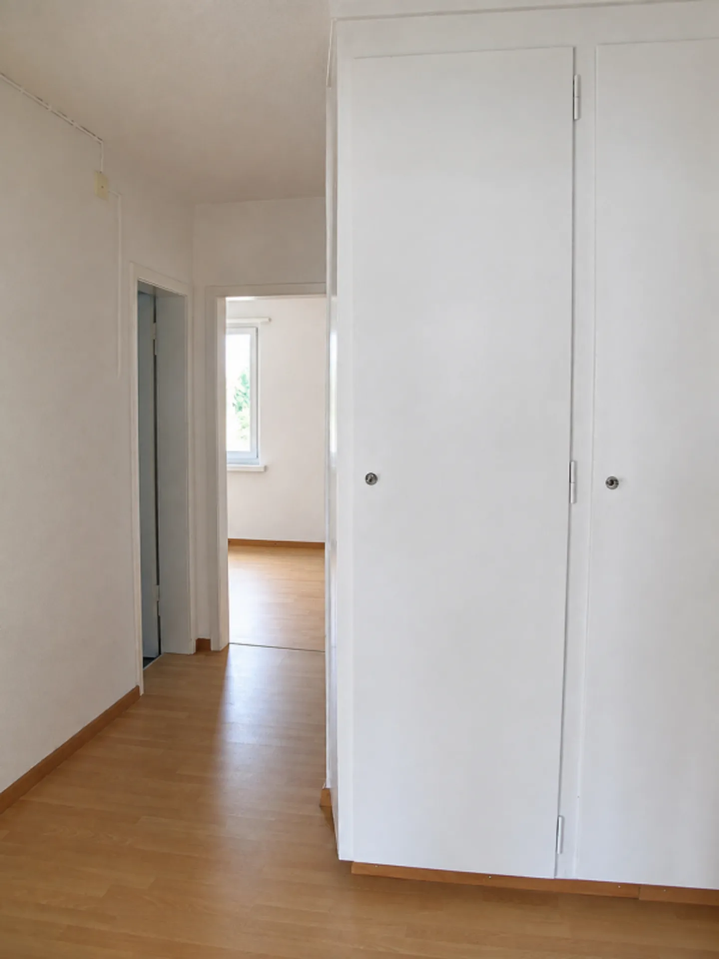 Appartement spacieux de 4 pièces dans un emplacement calme et bien desservi - Photo 4 sur 8