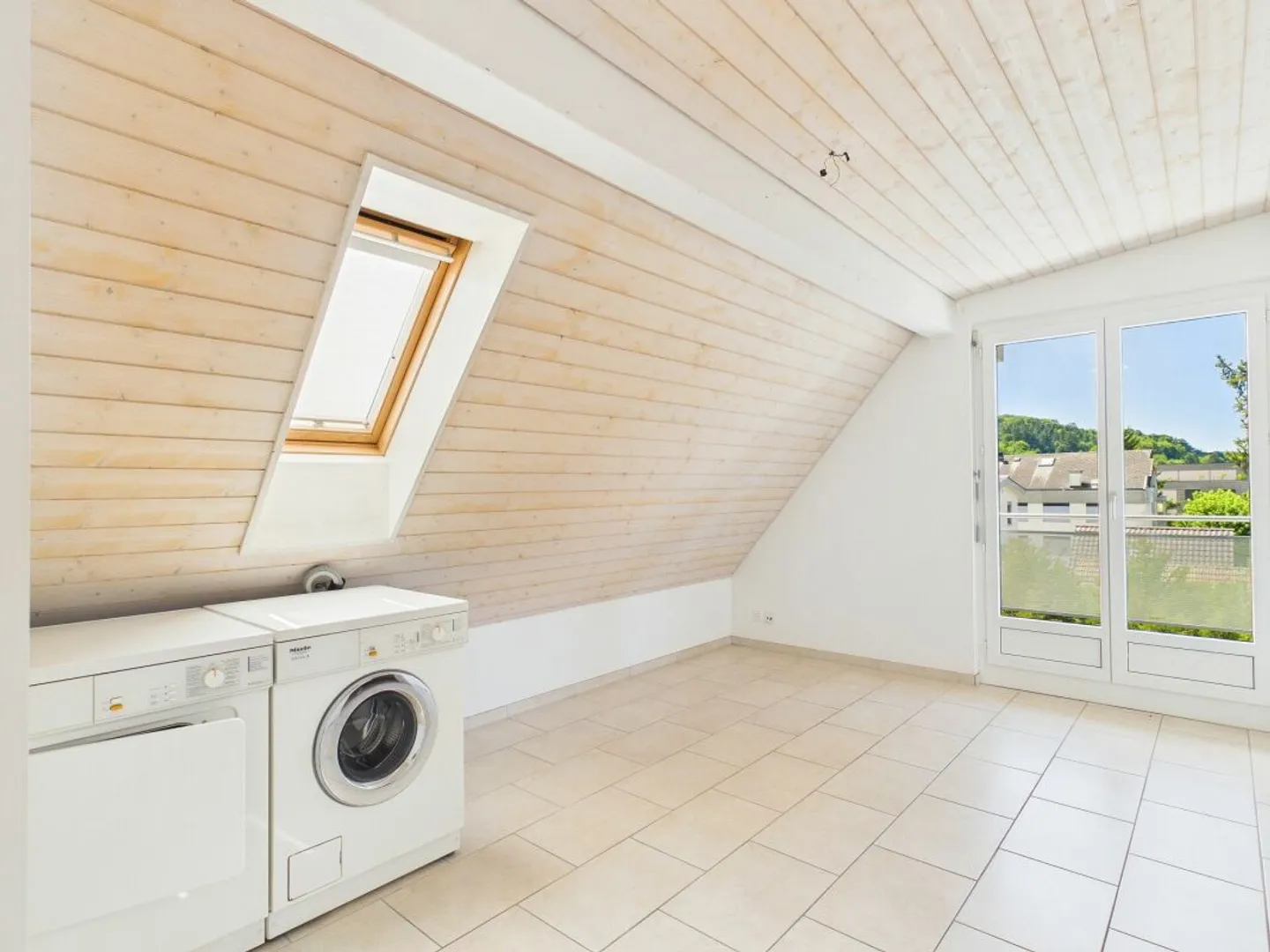 Ampio attico in posizione tranquilla con grande balcone - Foto 9 di 13