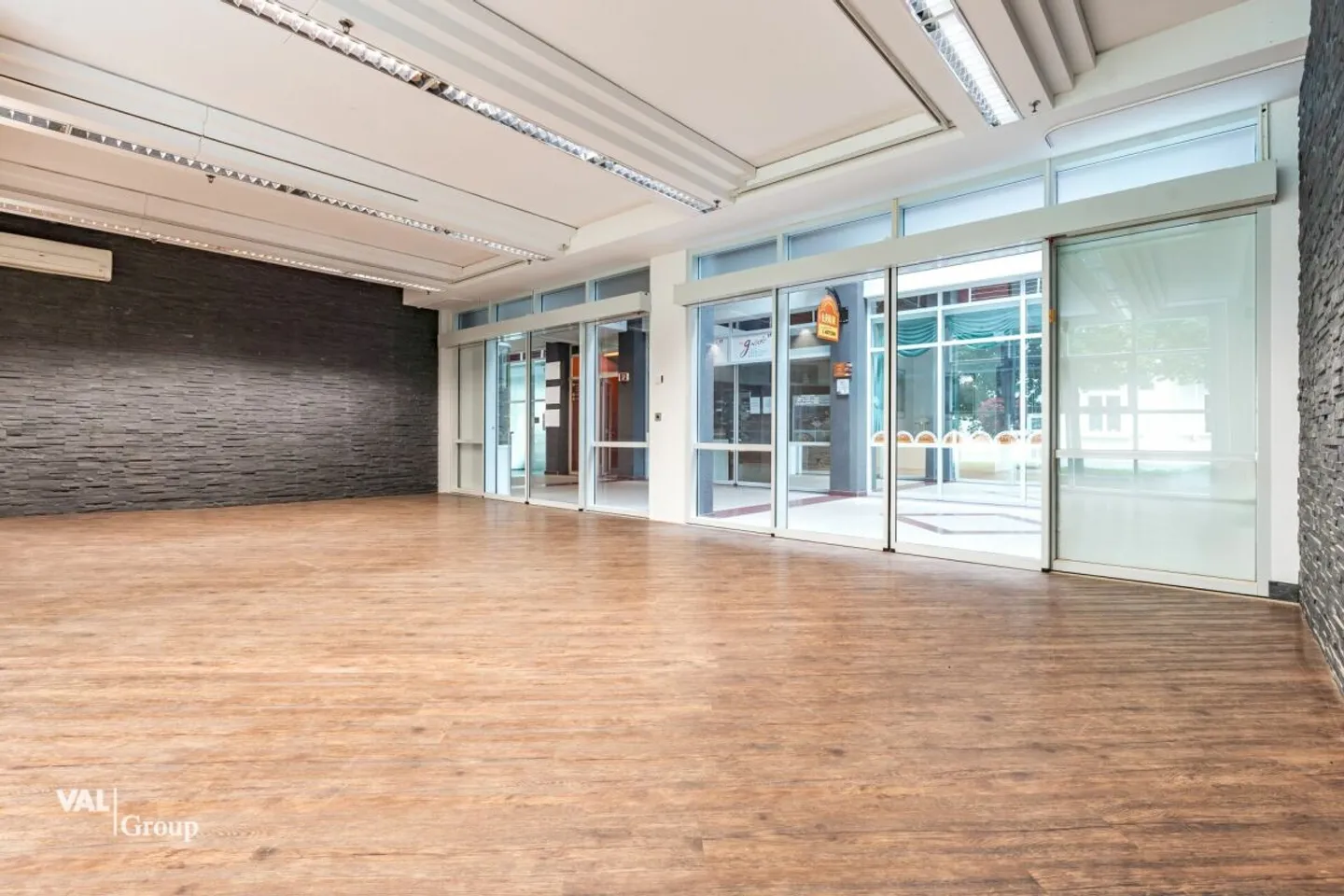 Nel cuore del paradiso termale: Locale attraente con potenziale e passaggio - Foto 3 di 9