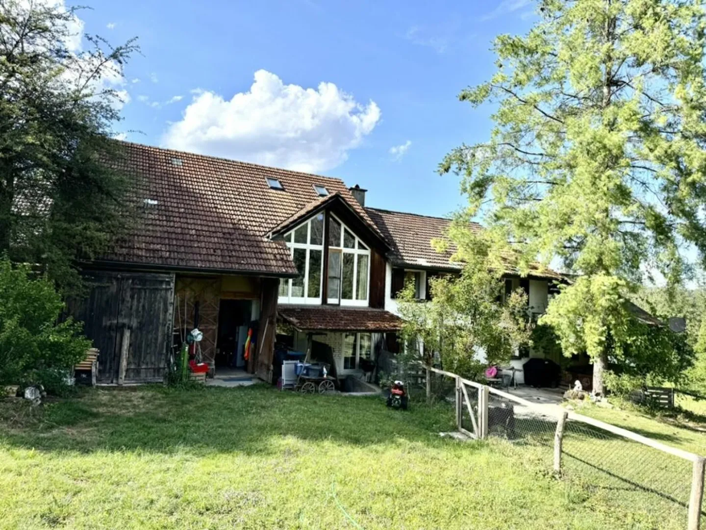 Grosses freistehendes 7.5-Zimmer-Bauernhaus für Pferdeliebhaber oder Kleintierhalter! Pferdeboxen, Remise, Wald und Wiesen .... - Foto 6 di 13