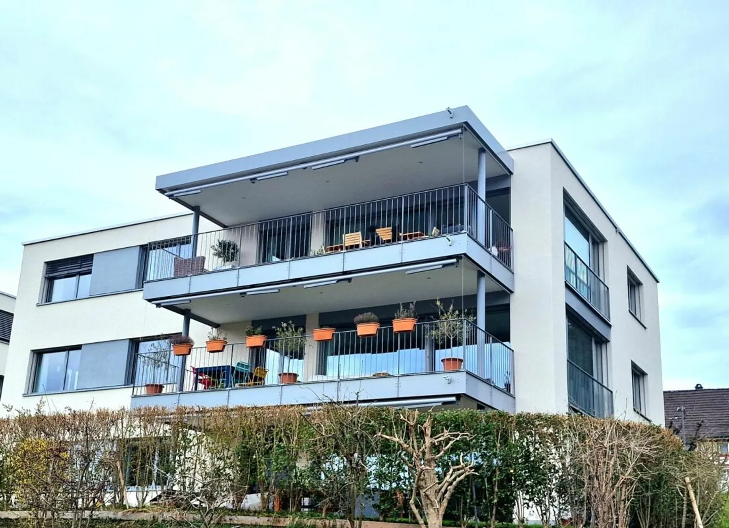 Moderner Eigentumsstandard mit See- und Bergsicht - Foto 1 von 13