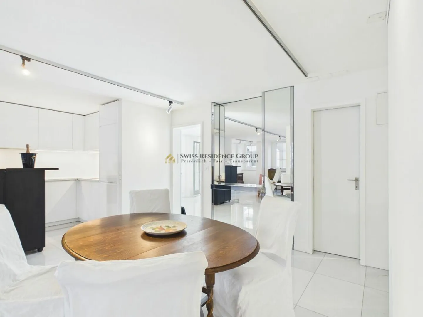 Exclusive 2.5-room apartment with Grossmünster & Limmat view - Photo 1 of 13