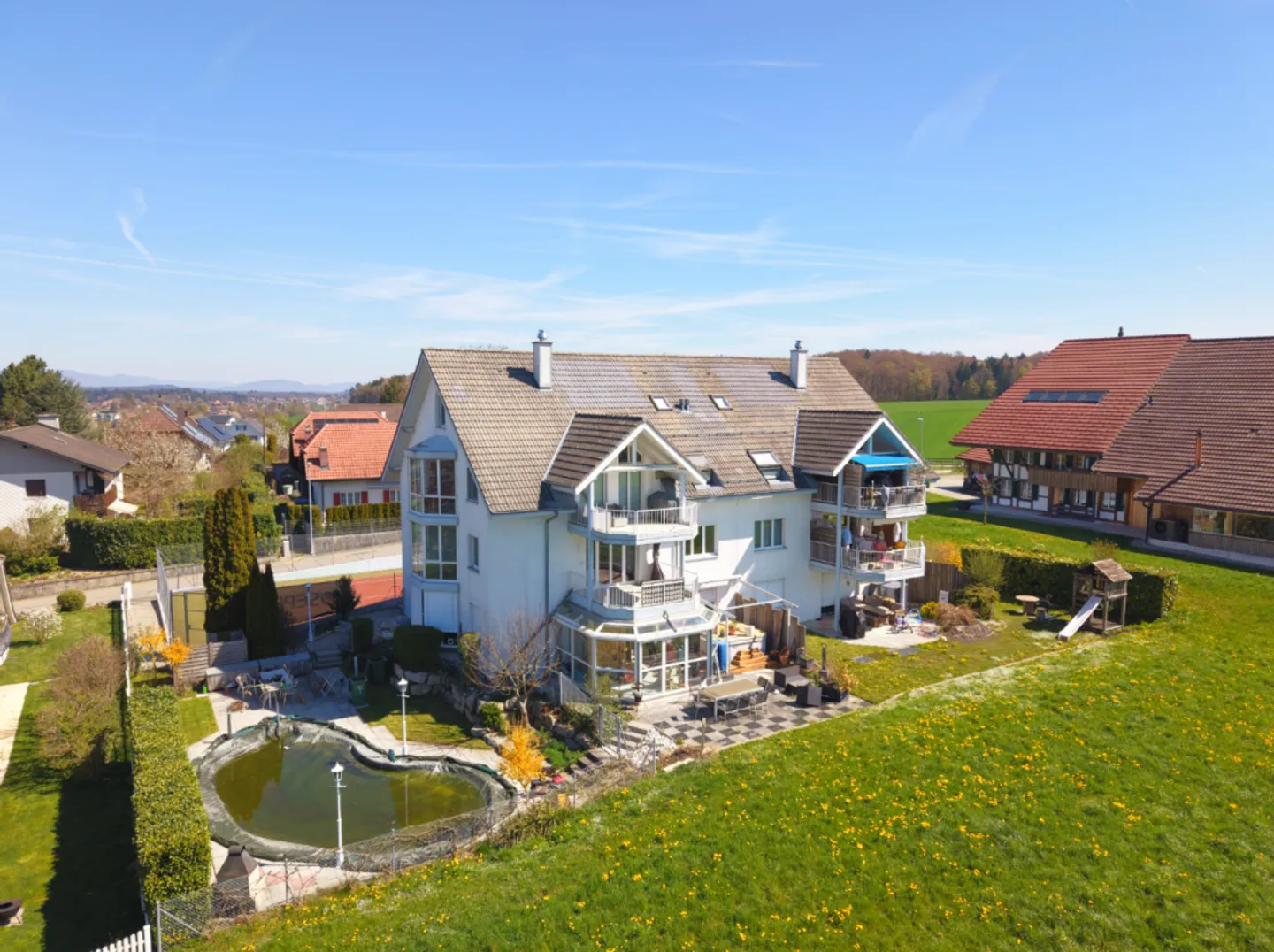 Appartement moderne de 4,5 pièces avec piscine, court de tennis et finitions de haute qualité - Photo 7 sur 8