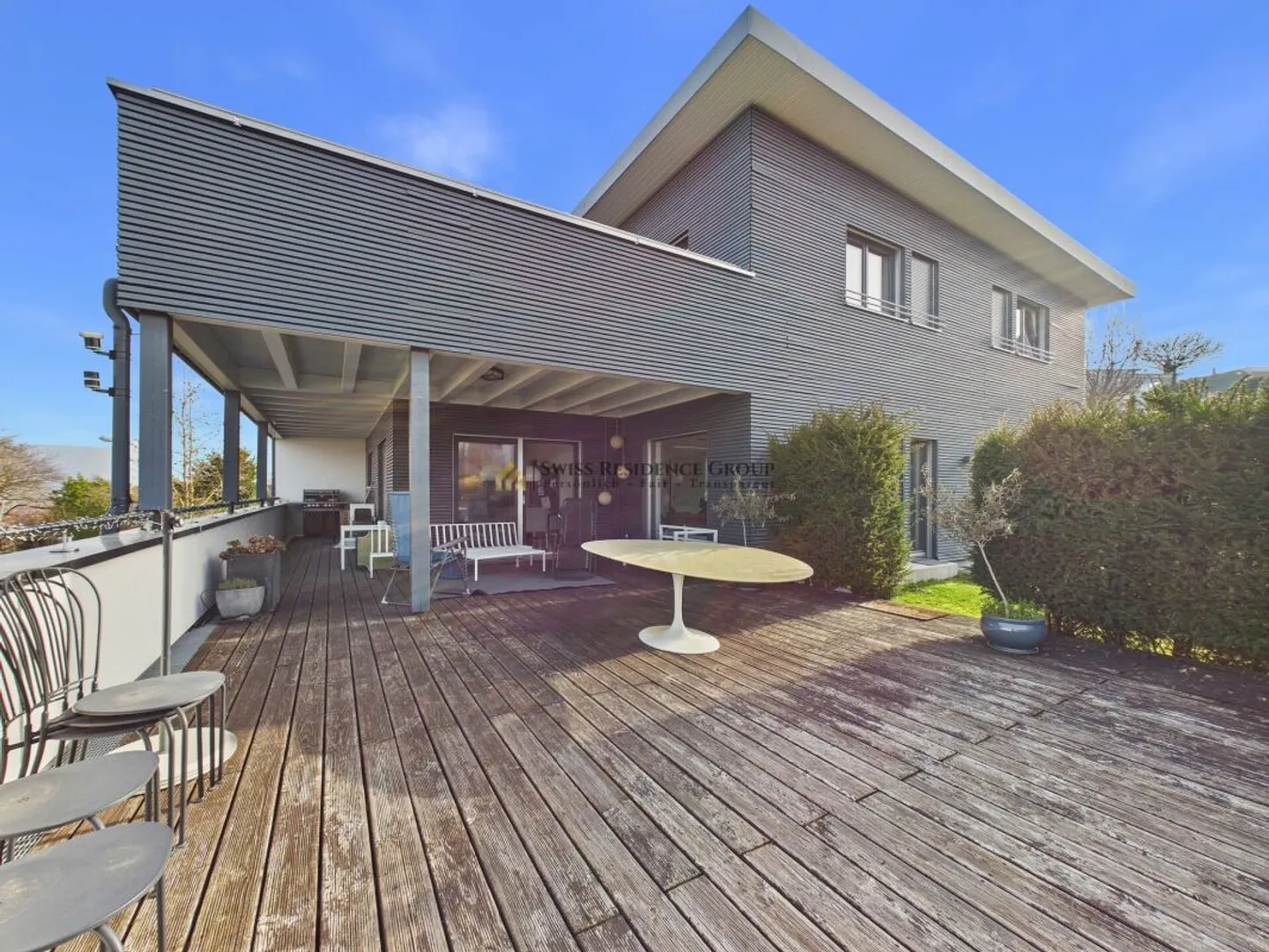 Maison Générationnelle Moderne avec Terrasses, Jardin et Vue Dégagée à Bellmund - Photo 4 sur 7