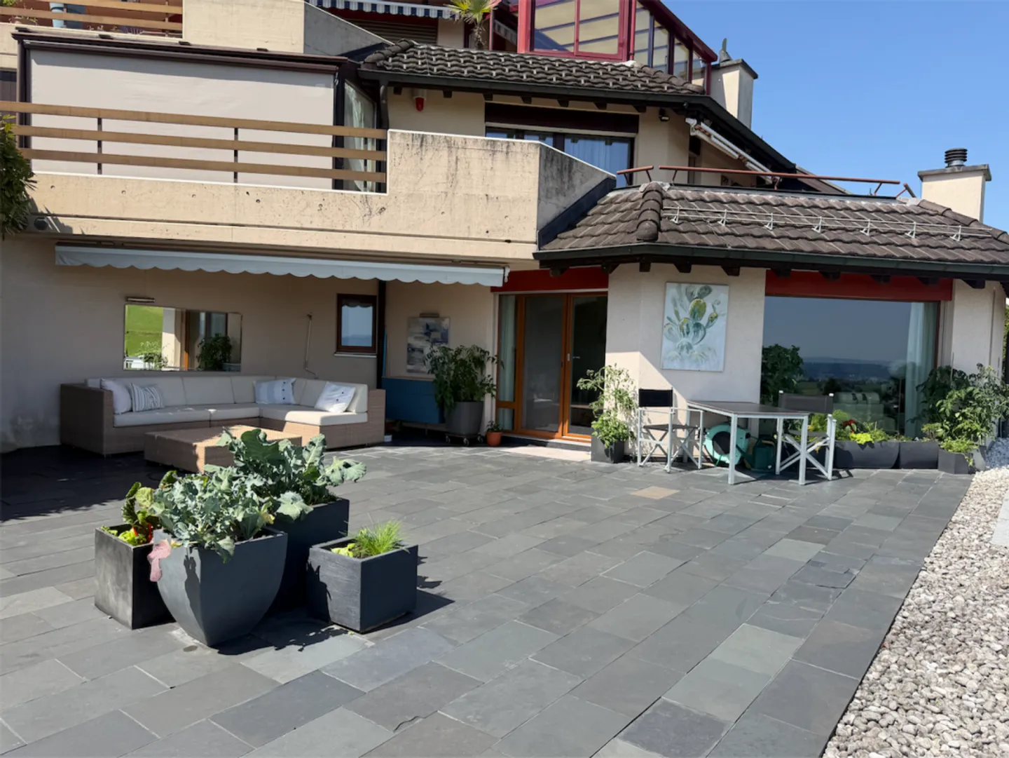 3,5 Zimmer Terrassenhaus in ruhiger, sonniger Lage mit unverbaubarer Weitsicht auf den Zürichsee und in die Alpen - Photo 10 of 13