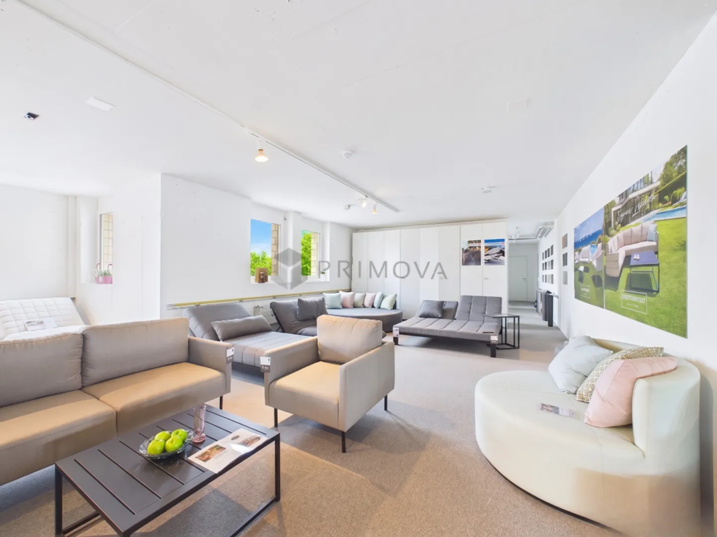 Showroom moderno e magazzino - Foto 3 di 13