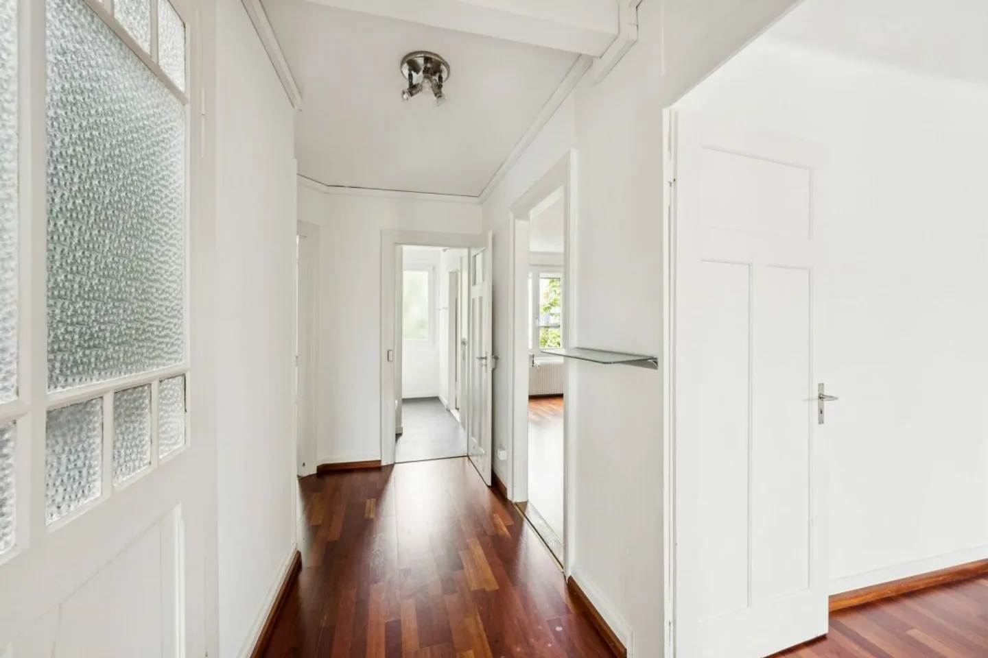 Stylish 3-room apartment - Charming neighborhood in Basel with optimal connections! - Photo 3 of 11