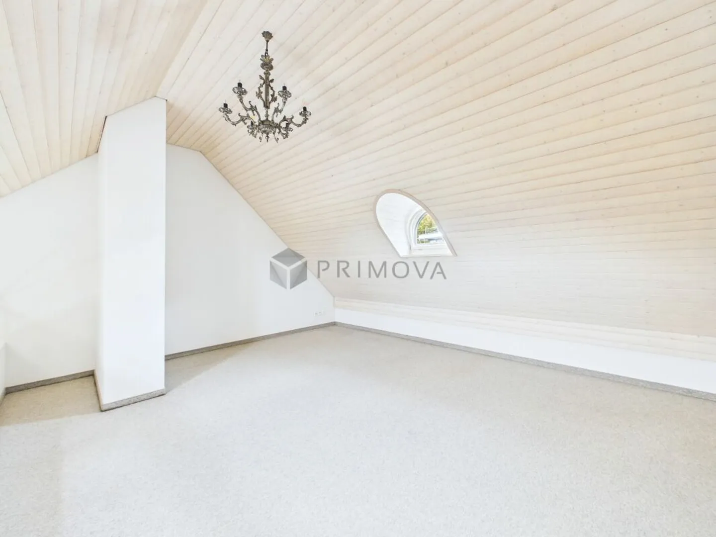 Helle 2.5 Zimmer-Dachwohnung mit Lift, Parkplatz und besonderem Wohnambiente - Photo 9 of 9