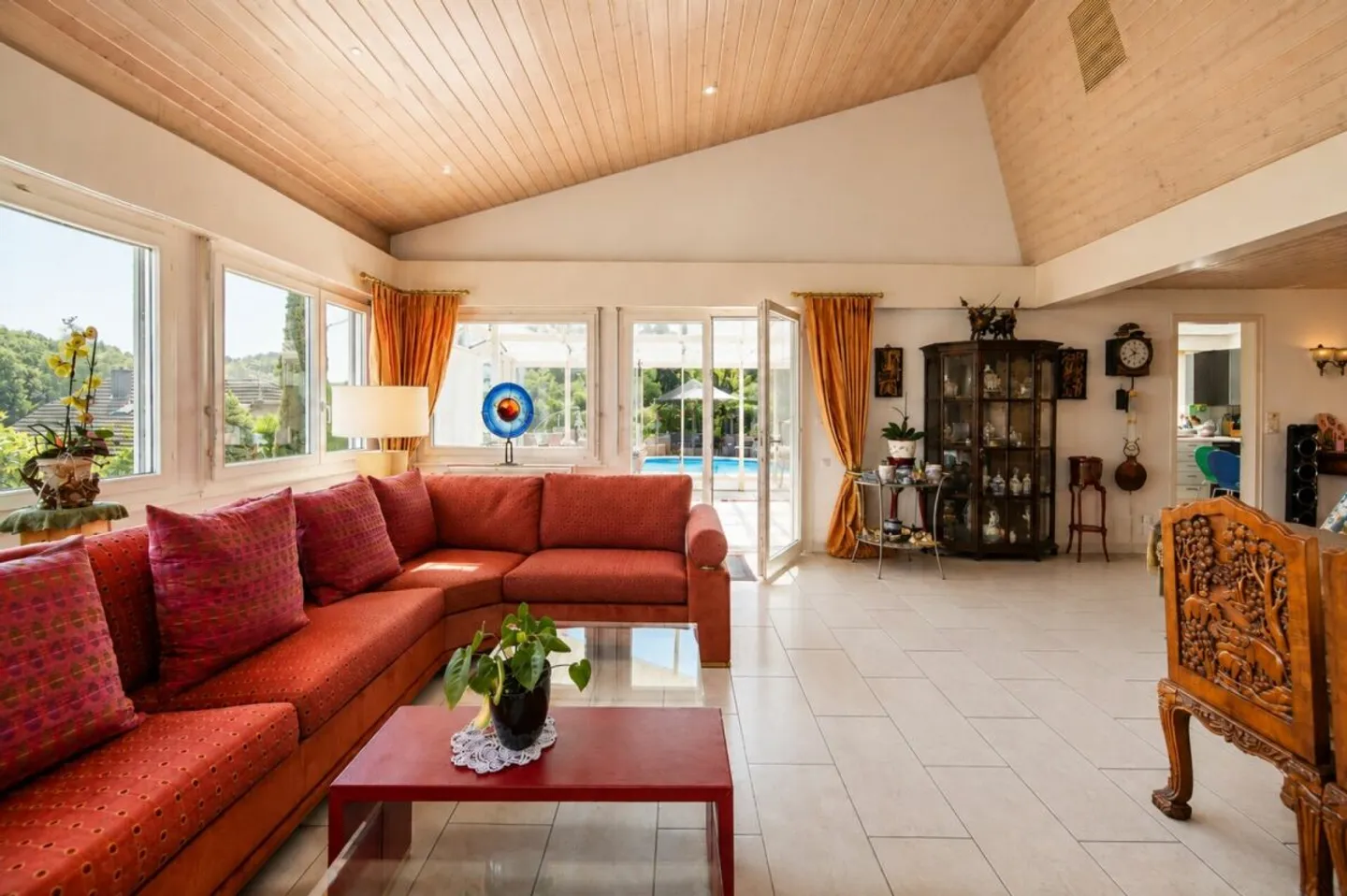 Geräumiges Familienhaus mit Pool - Foto 7 von 13