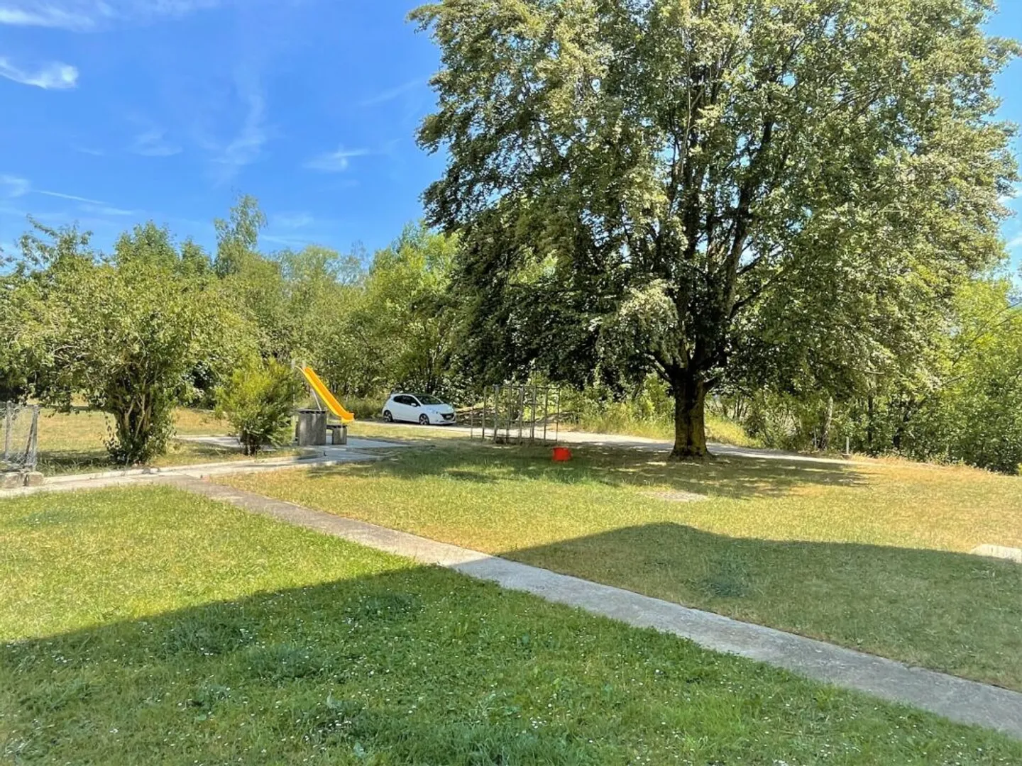 Geräumige 4,5-Zimmer-Wohnung in ruhiger Lage mit Balkon, Parkplatz und guter Erreichbarkeit - Foto 5 von 12