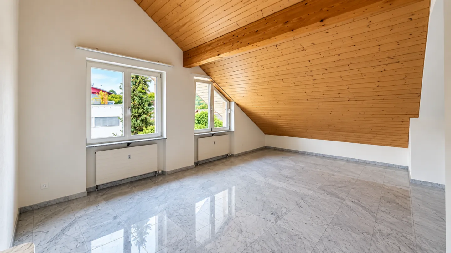 Spacieux appartement mansardé de 4.5 pièces avec cheminée & 2 balcons - Photo 9 sur 10
