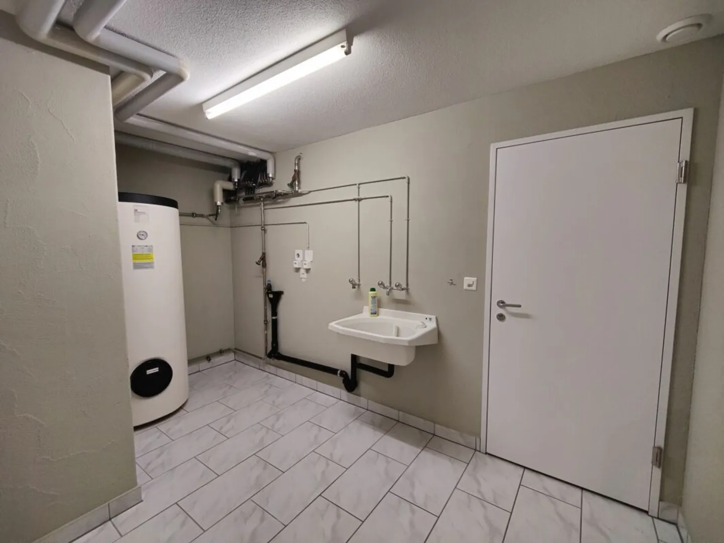 Moderno salone di parrucchiere in posizione centrale a Oberkirch LU - pronto per l'uso e arredato con stile - Foto 7 di 9