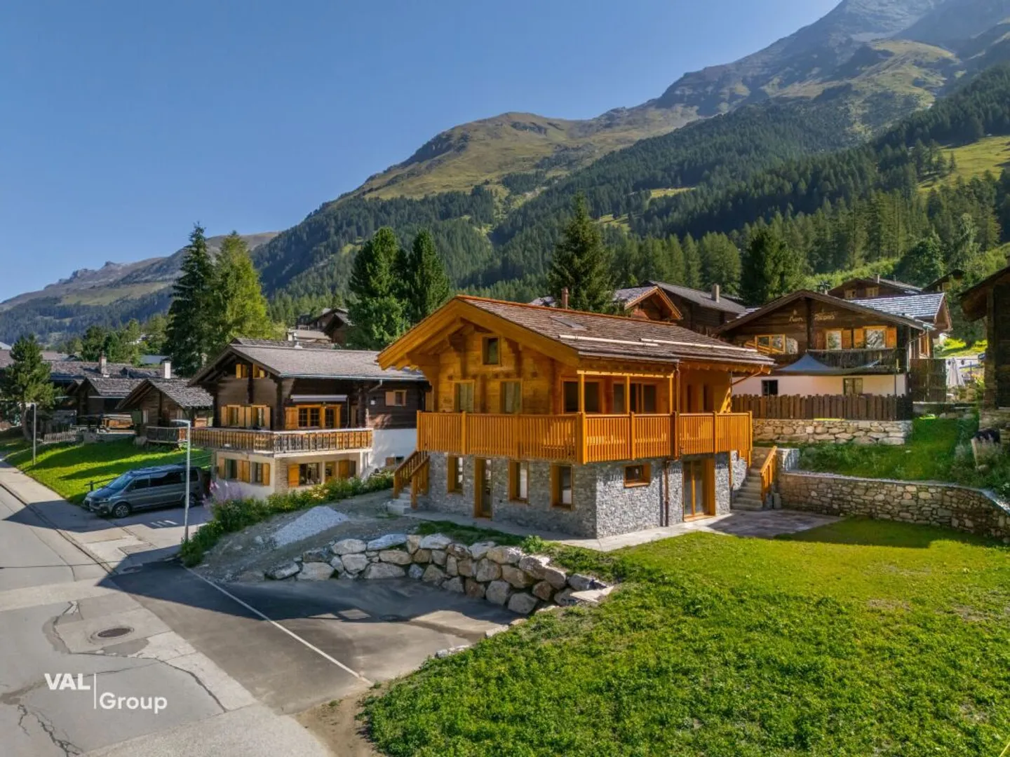 Chalet affascinante con eleganza alpina in un ambiente mozzafiato - Foto 2 di 12
