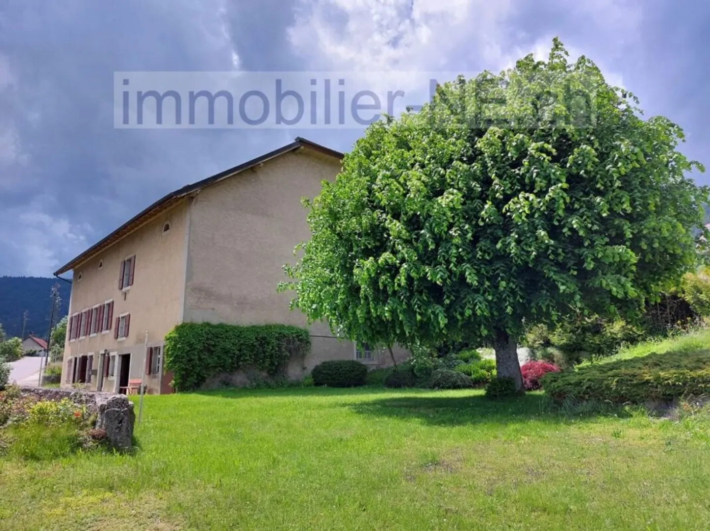 Belle ferme avec vue sur le lac et les Alpes, composée de deux appartements, d'une grange, d'un hangar à fourrage et d'un bûcher - Photo 1 sur 13