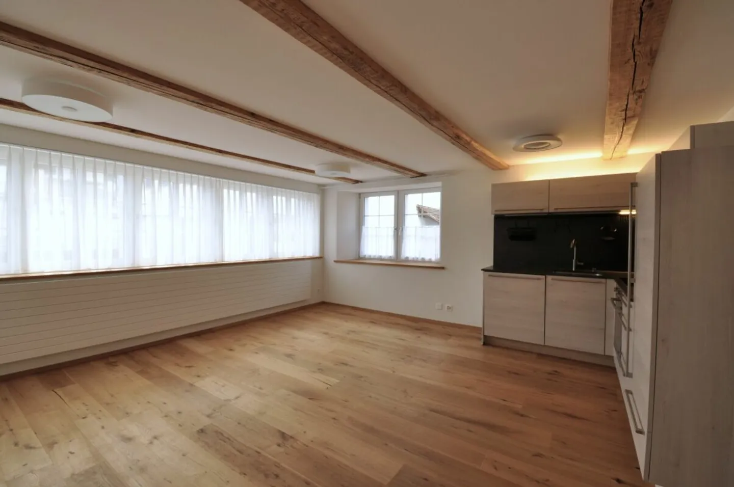 Felicità abitativa centrale a Hinwil: Casa storica di 6,5 stanze con 2 unità - Foto 10 di 12