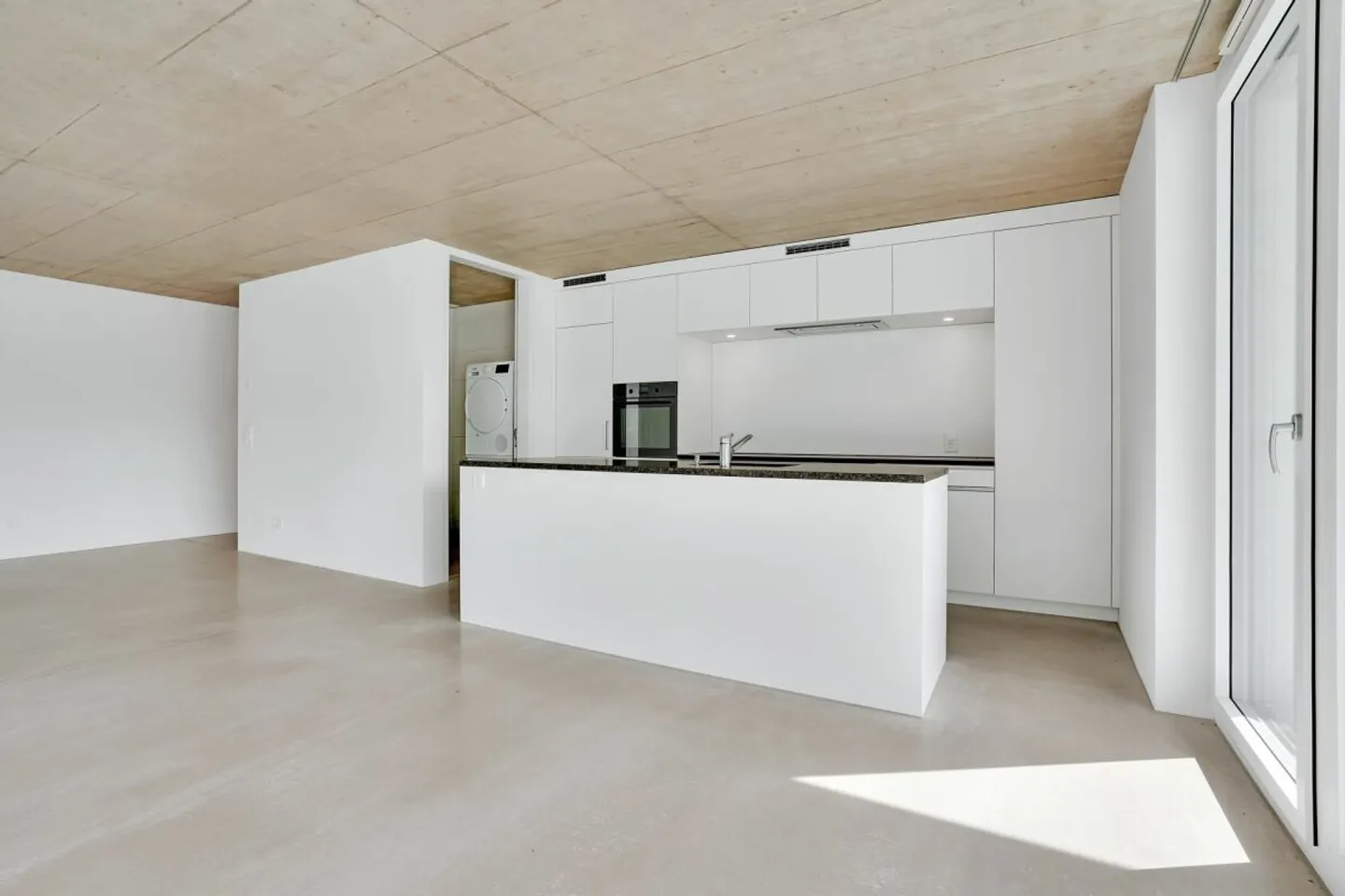 3.5 Room Apartment - Photo 2 of 11