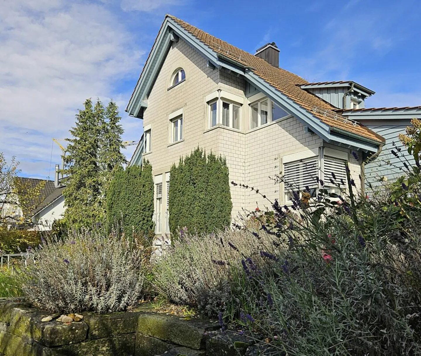 Maison individuelle spacieuse et bien entretenue de 8,5 pièces à vendre à la périphérie sud du vieux centre du village d'Elgg - Photo 2 sur 13