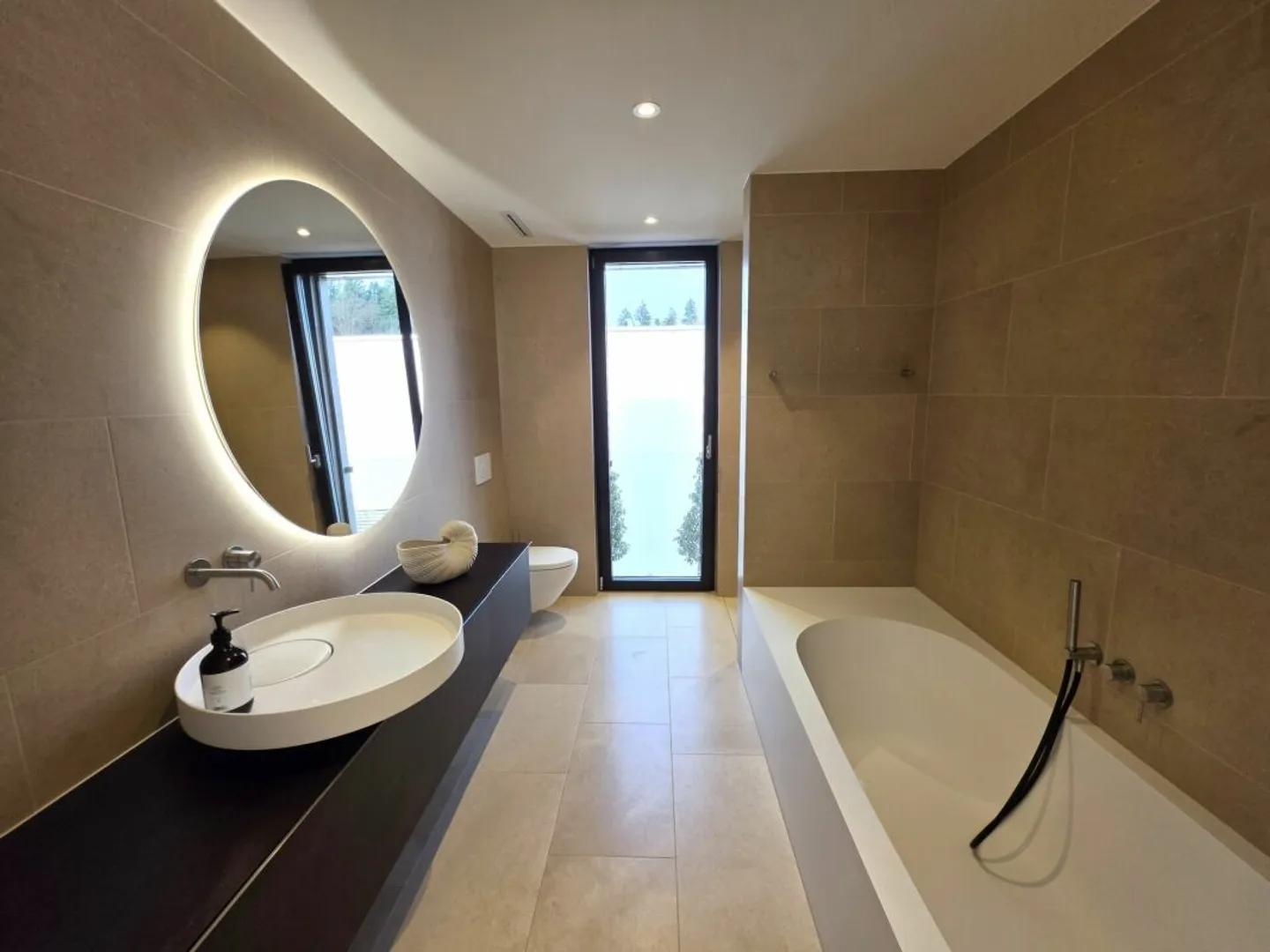 Luxury Villa in Prime Location - Photo 10 of 13