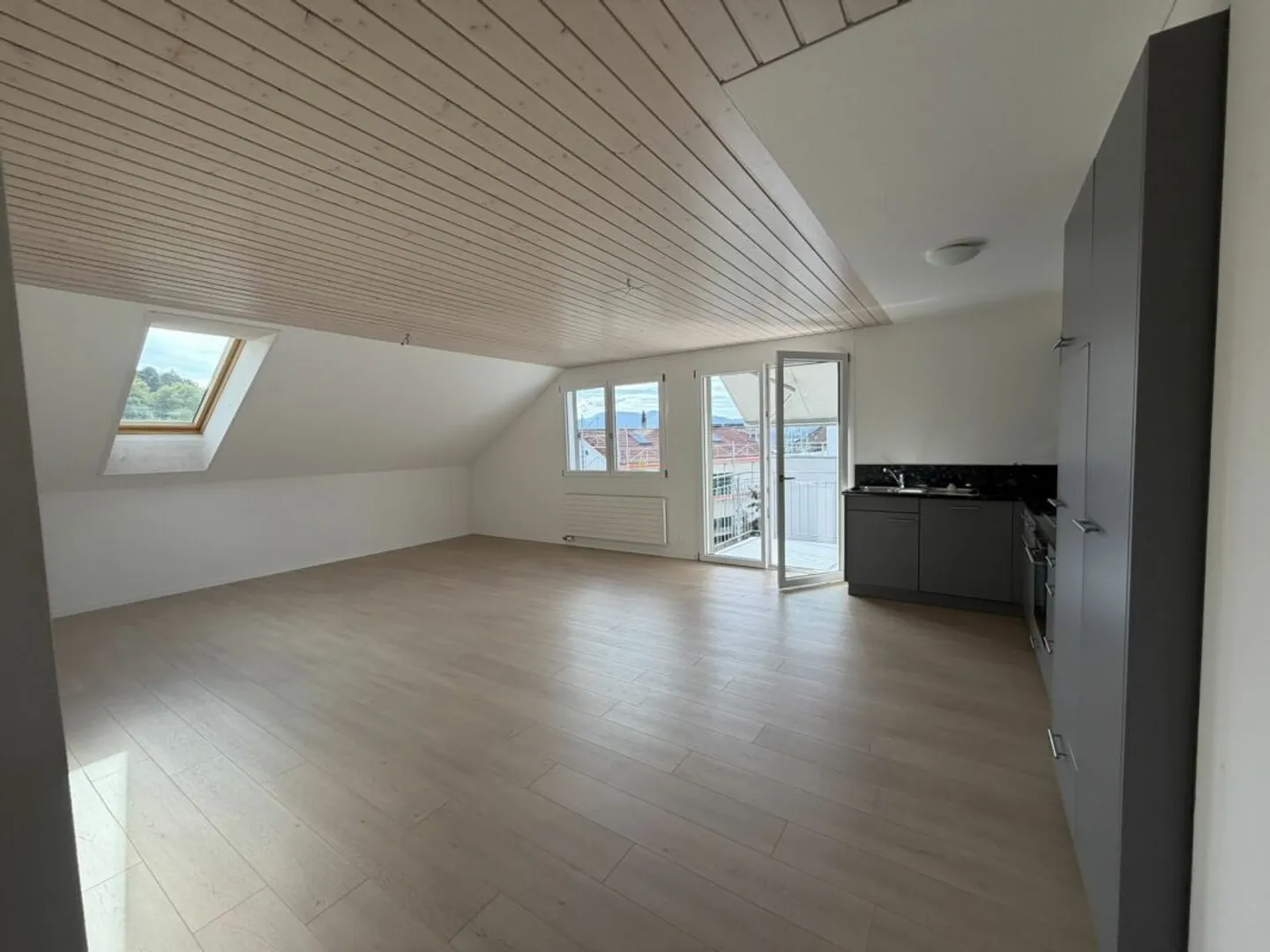 3.5 room bright attic apartment - Photo 3 of 13