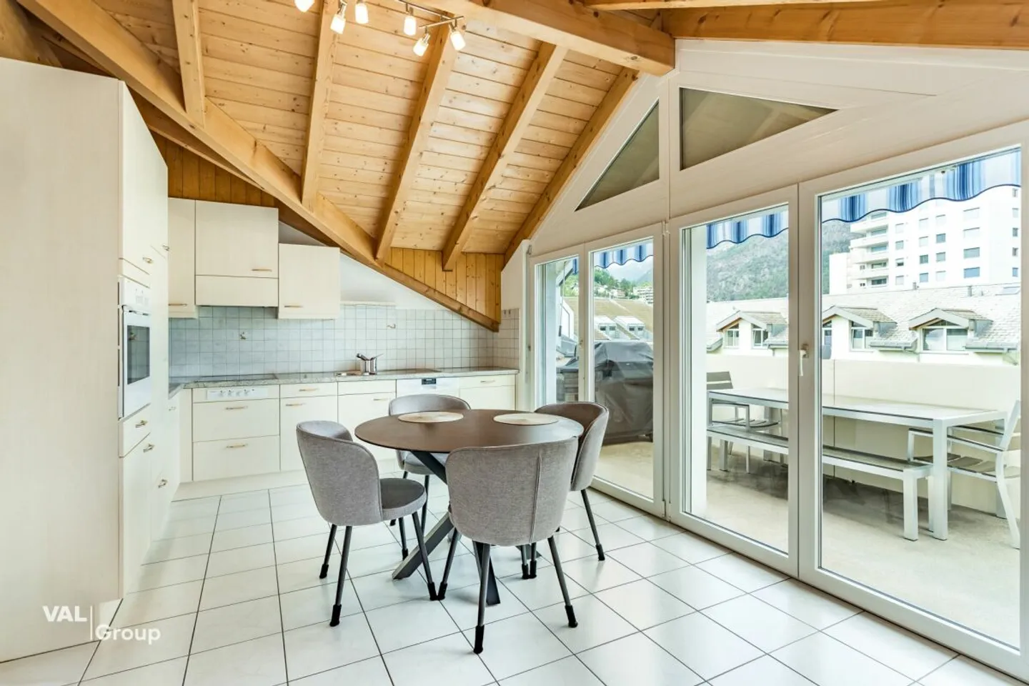 Character, Light and Mountain View: 4½-room attic apartment in the center of Visp - Photo 3 of 13