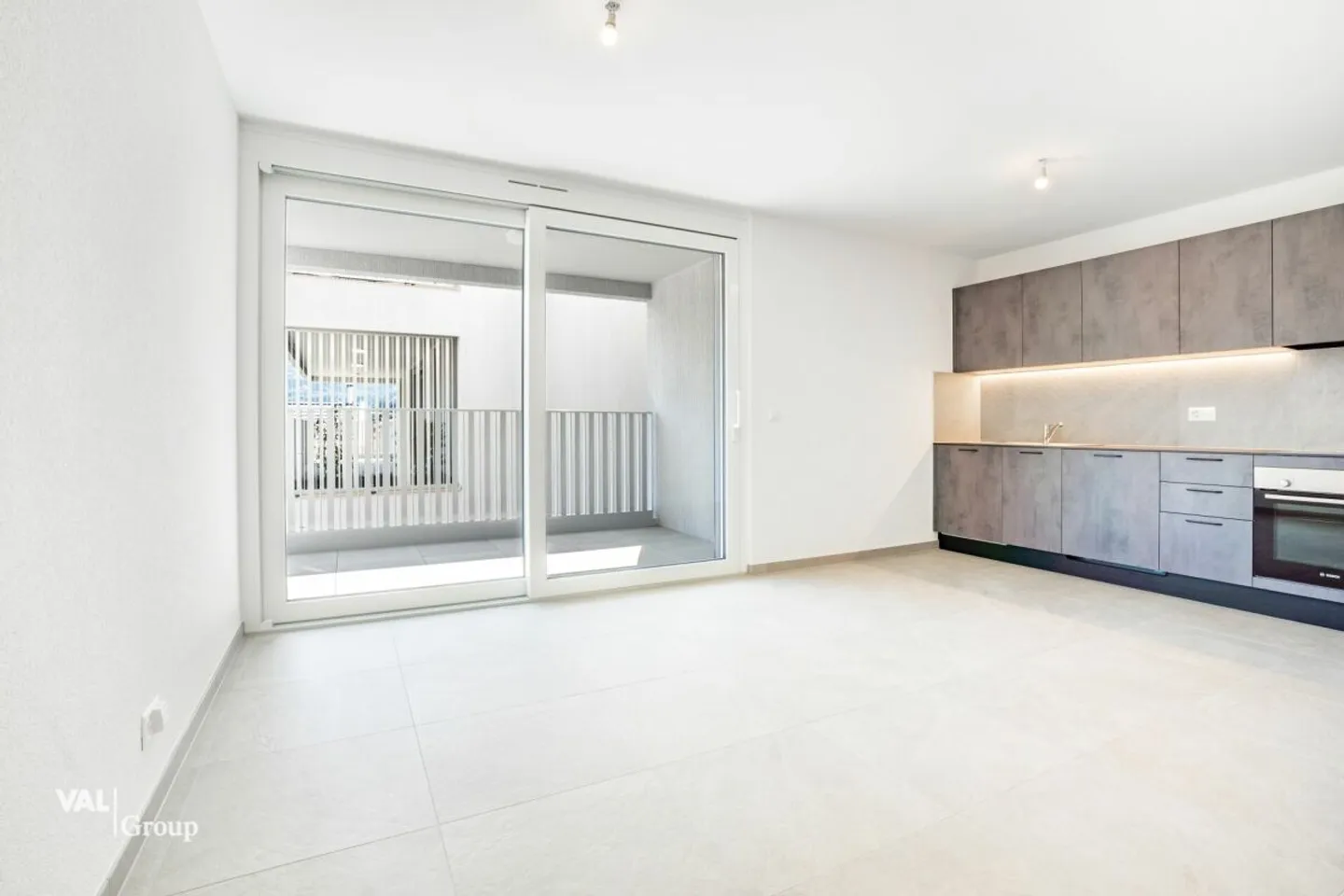 Bright studio with private outdoor space - Photo 1 of 5