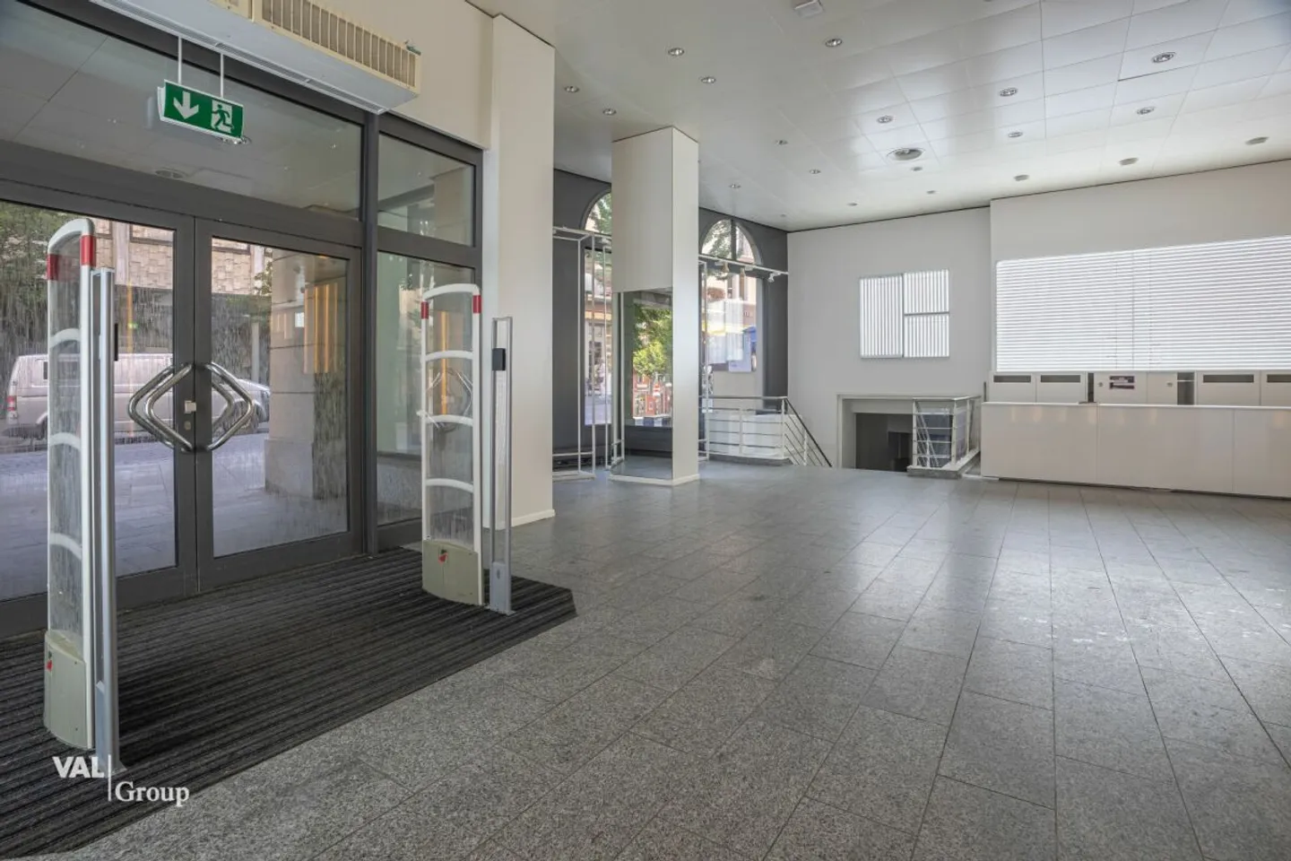 Ampio e luminoso locale in affitto su una strada vivace e molto frequentata - Foto 5 di 10