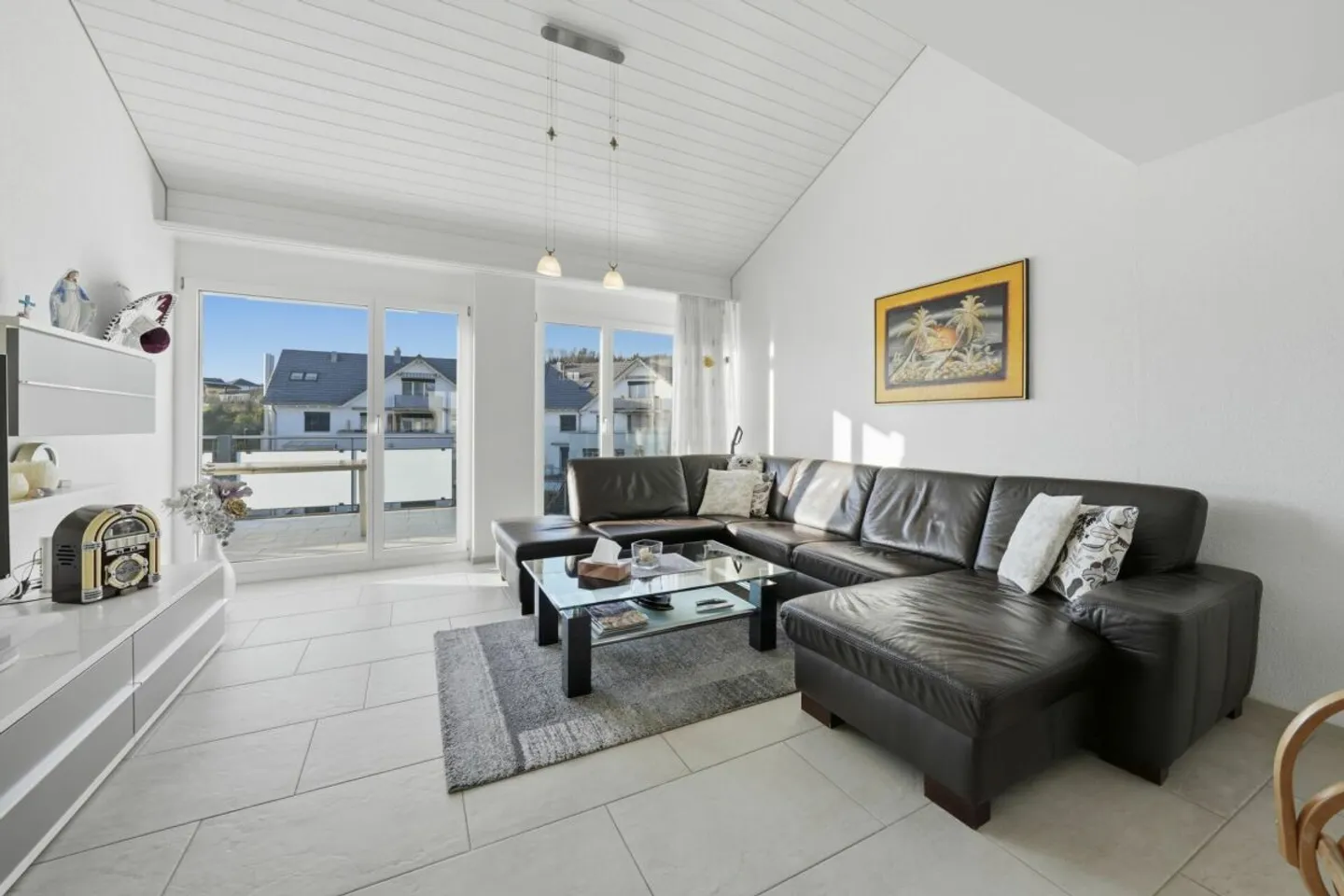 Ampio appartamento attico con molta luce e tre balconi - Foto 2 di 13