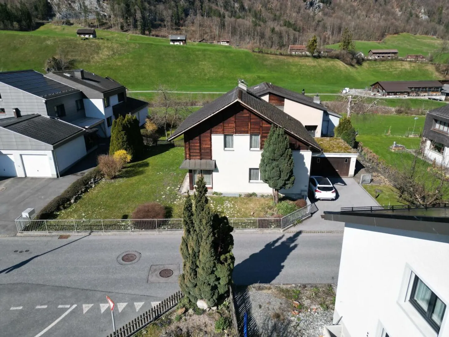 Maison individuelle détachée et charmante dans un emplacement ensoleillé à Riedern, commune de Glarus - Photo 2 sur 13