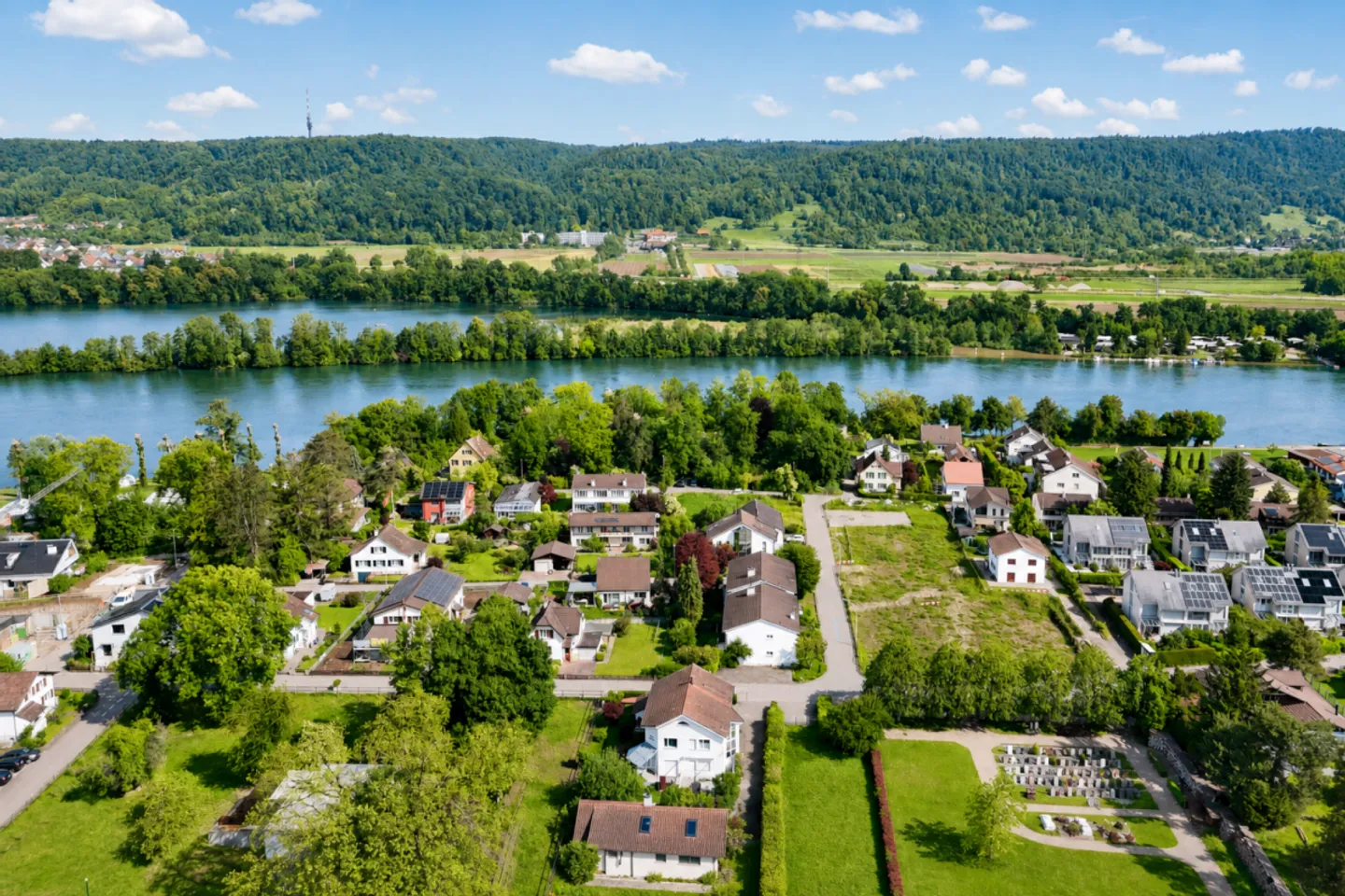 Well-maintained condominium in Kaiseraugst village - Photo 2 of 13