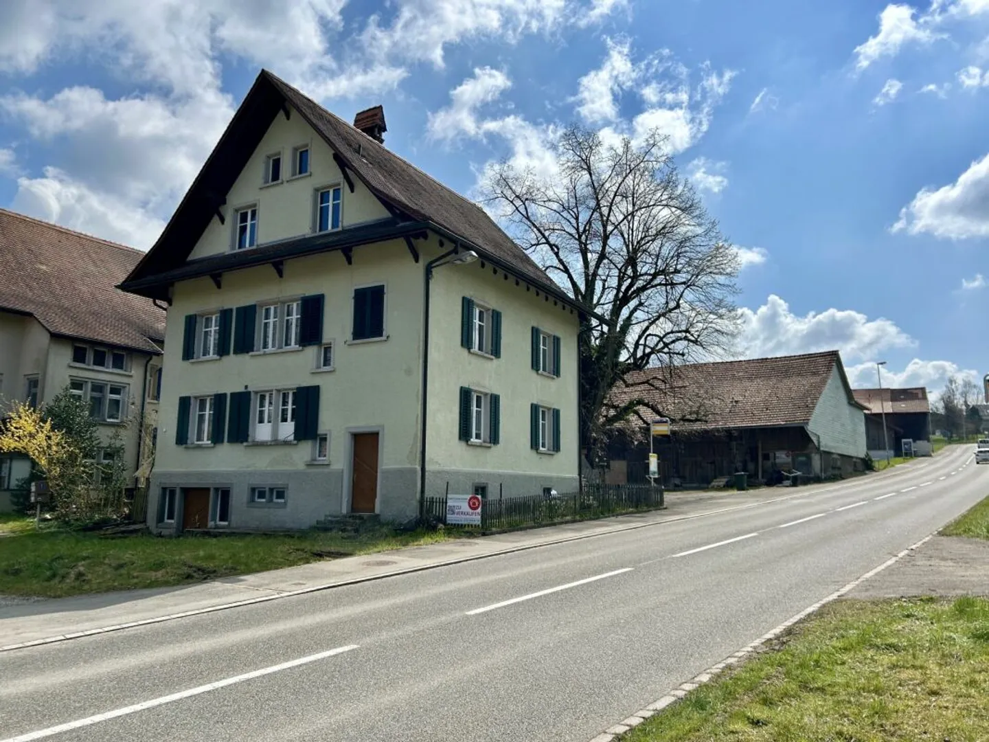 Maniero con due appartamenti, fienile e area circostante - Foto 1 di 13