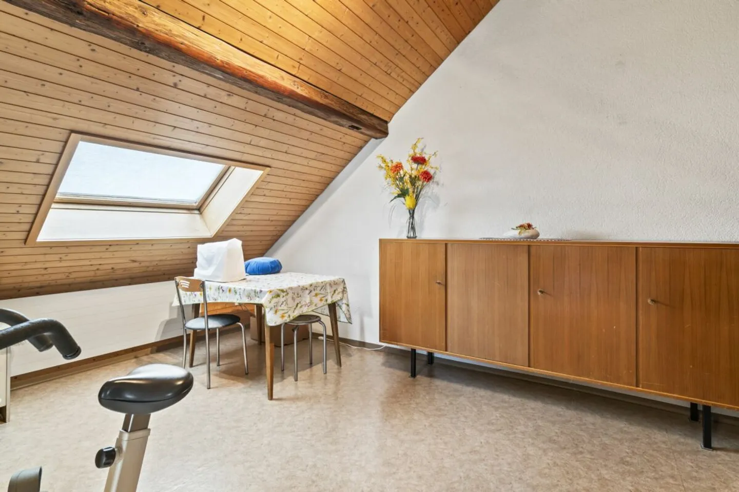 8.5-room detached house with 2.5-room granny flat, large garage and storage areas - Photo 7 of 13