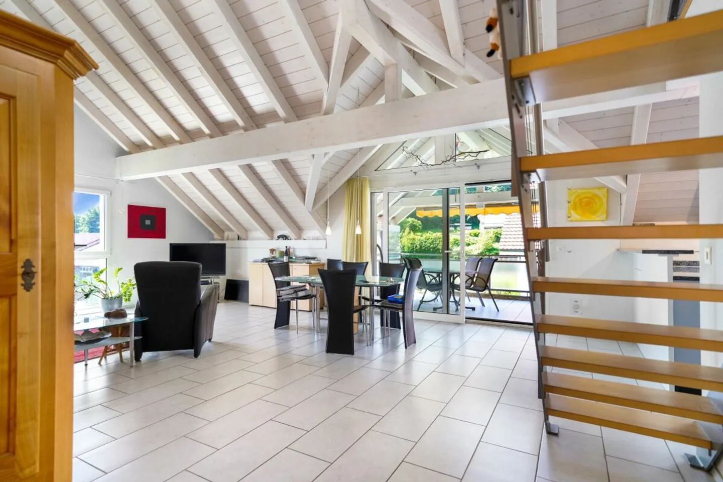 Appartement en duplex spacieux de 5,5 pièces au cœur de Studen - Photo 2 sur 13