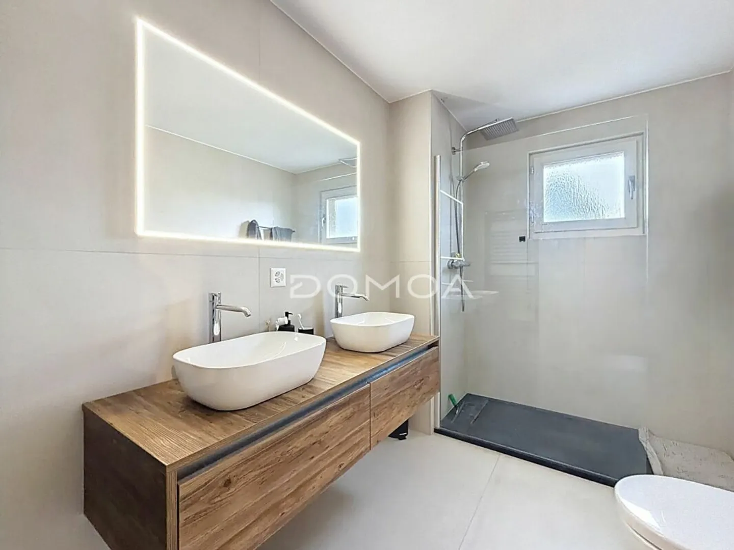 Renovierte 4,5-Zimmer-Attikawohnung mit großer Terrasse - Helligkeit, Charakter und Komfort in Marly! - Foto 6 von 7