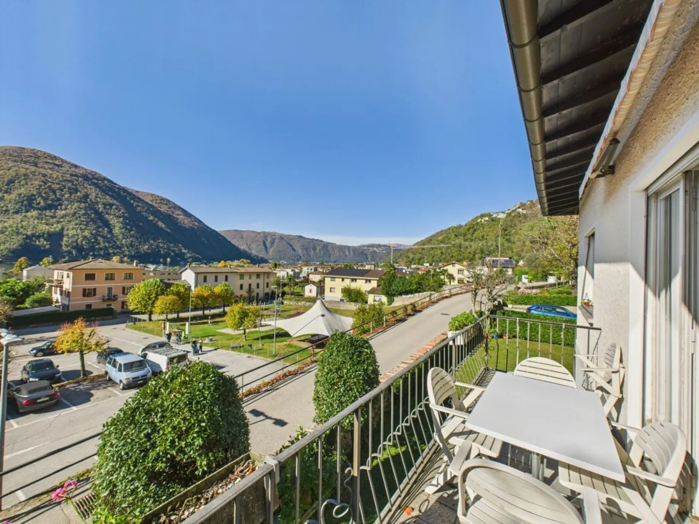 Single Family Home with Garden - Photo 5 of 13