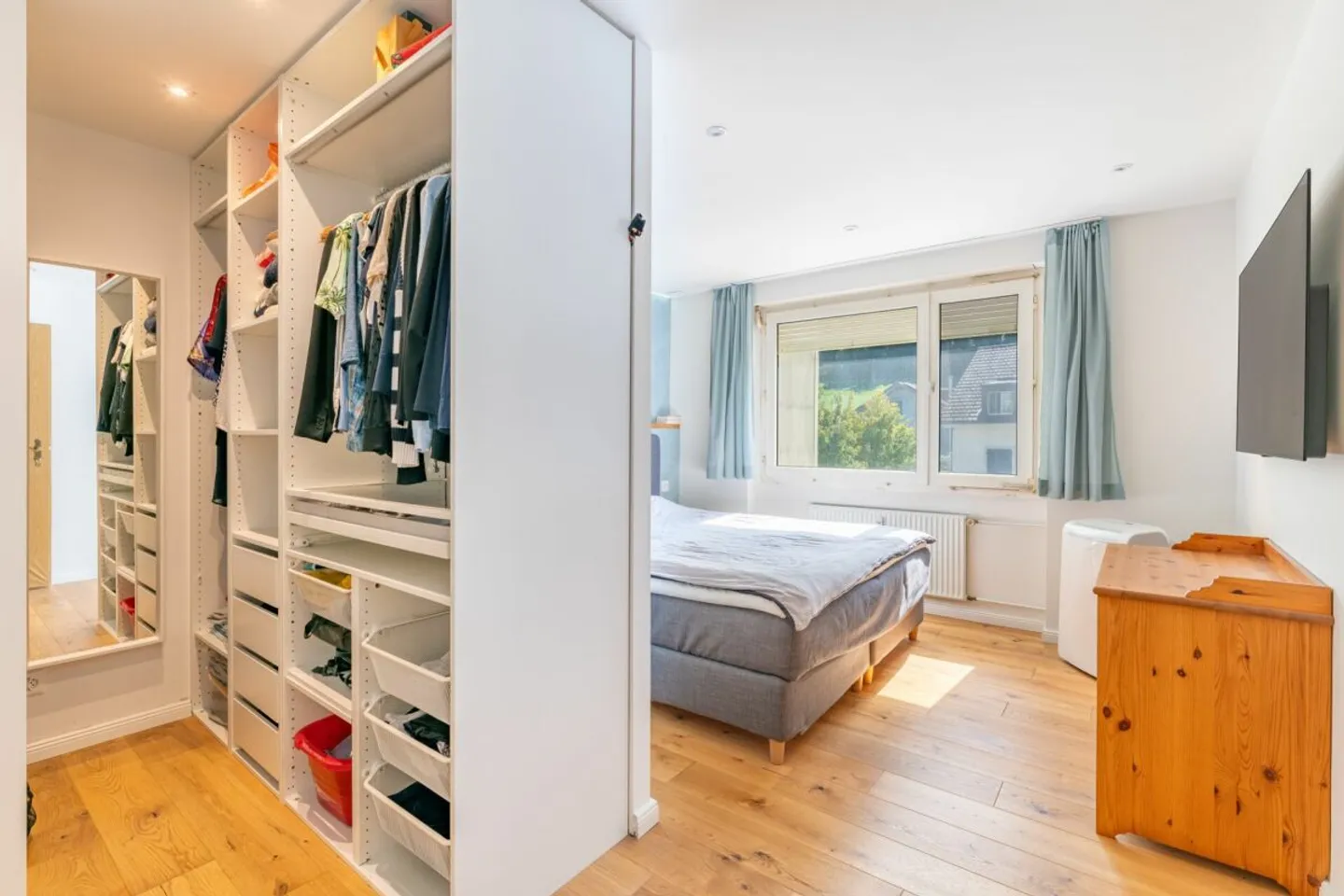 Schön renovierte 3.5 Zimmer Wohnung - ideal für Singles, Paare & Pendler - Foto 2 von 8