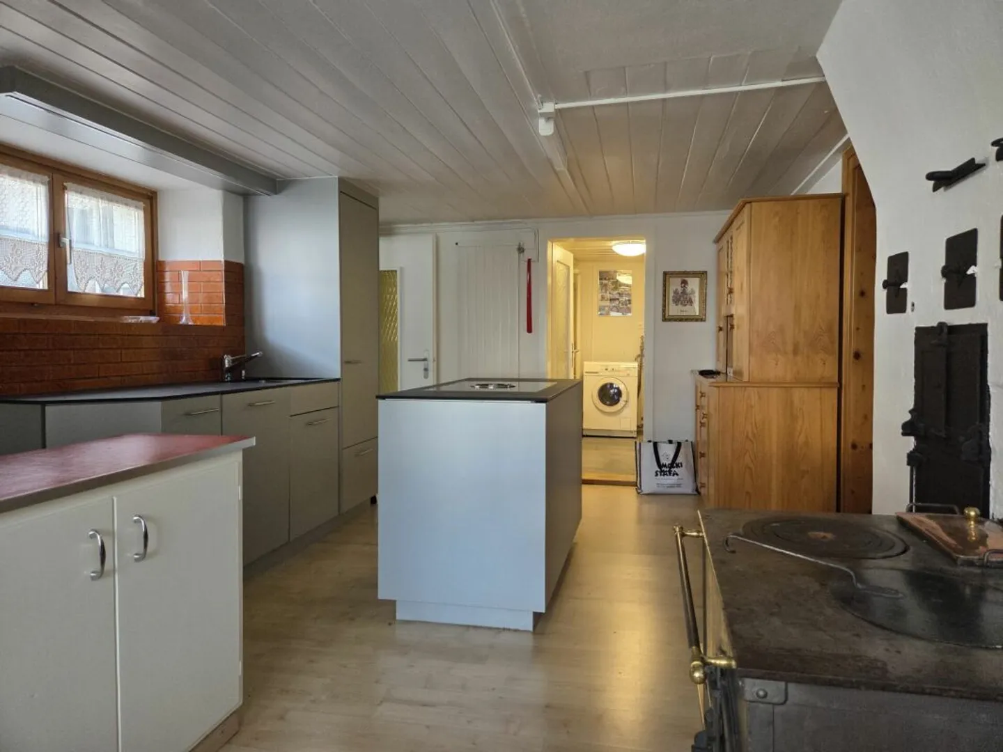 Appartement spacieux de 5,5 pièces dans un ancien bâtiment à louer - Photo 2 sur 13