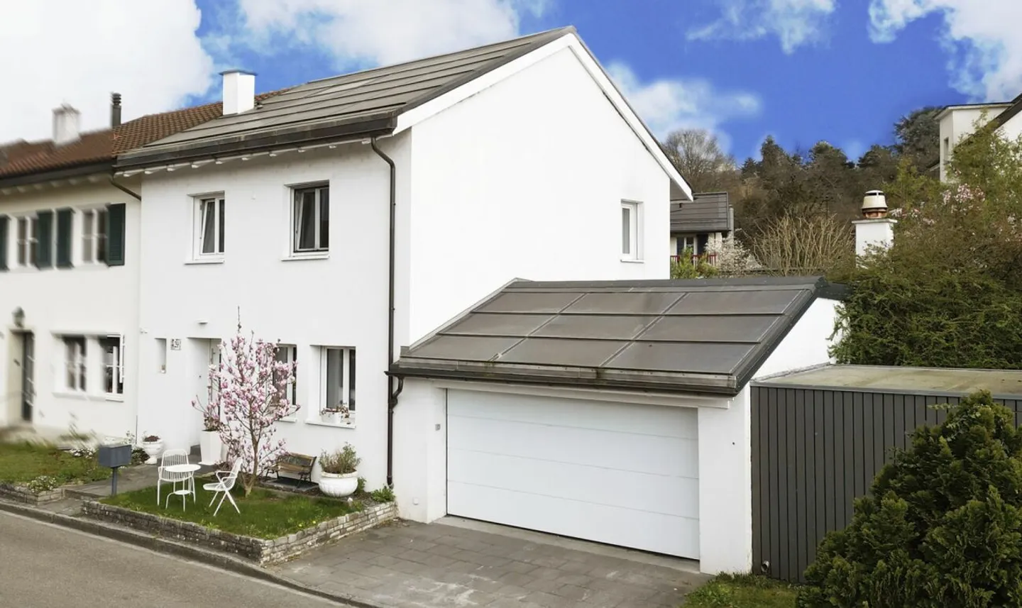 Casa a schiera modernizzata con doppio garage, impianto fotovoltaico e ampio giardino - Foto 1 di 13